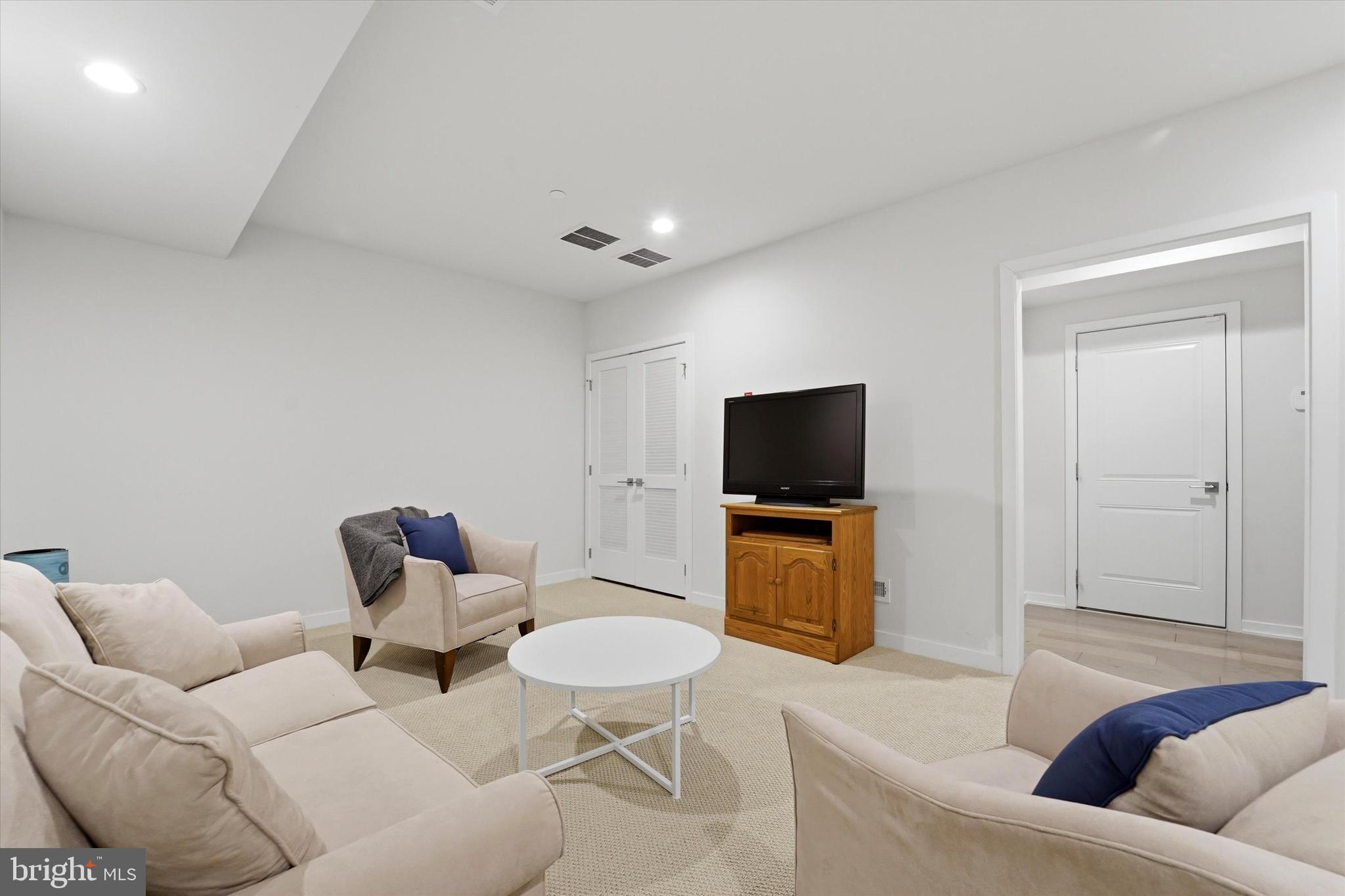 OAKS AT LAFAYETTE HILL - Residential