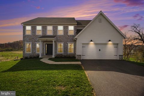 Homes For Sale - 22 Walton Hill Circle<br/> LITITZ, PA 17543