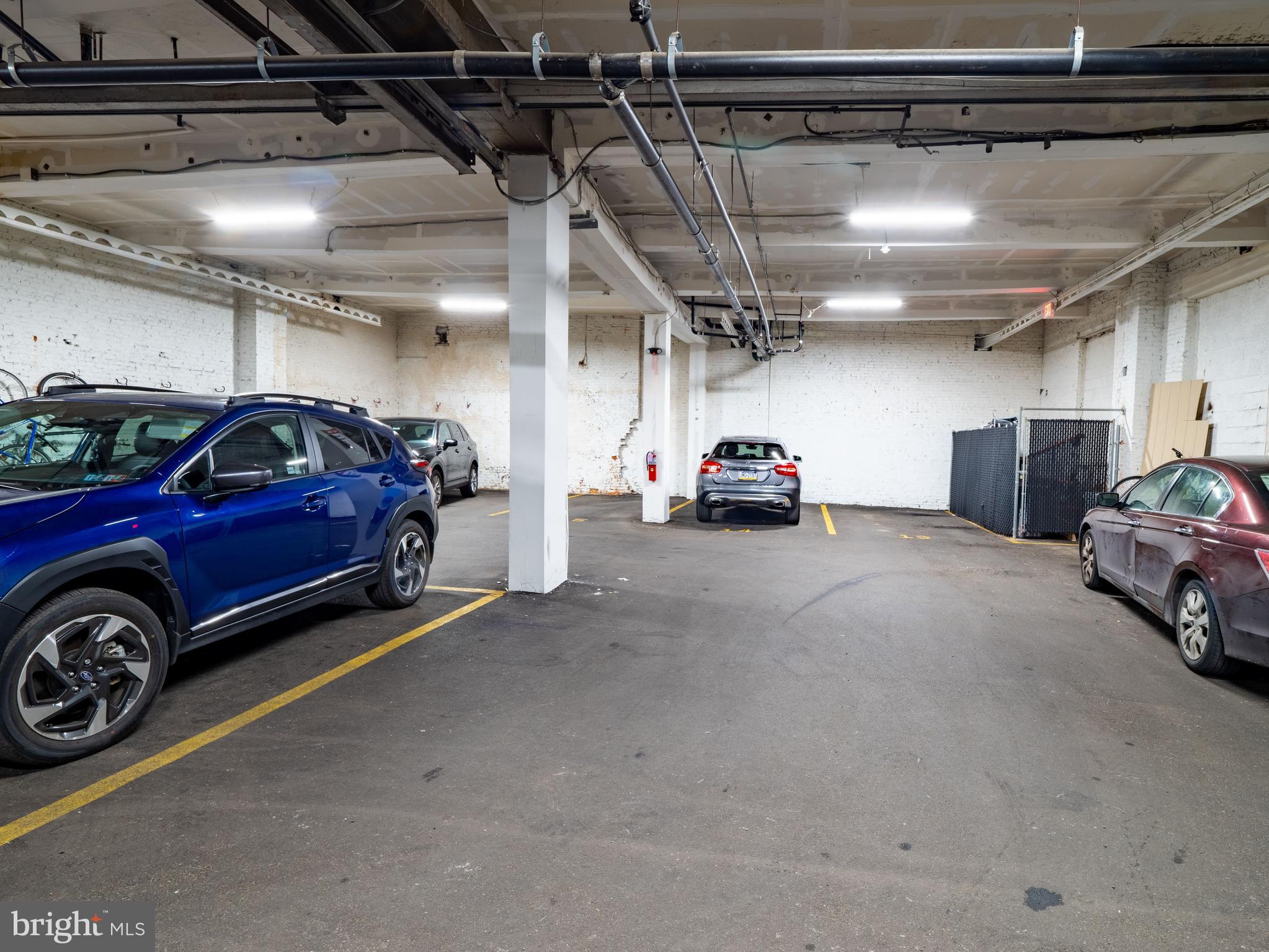 QUEEN VILLAGE - Commercial Sale