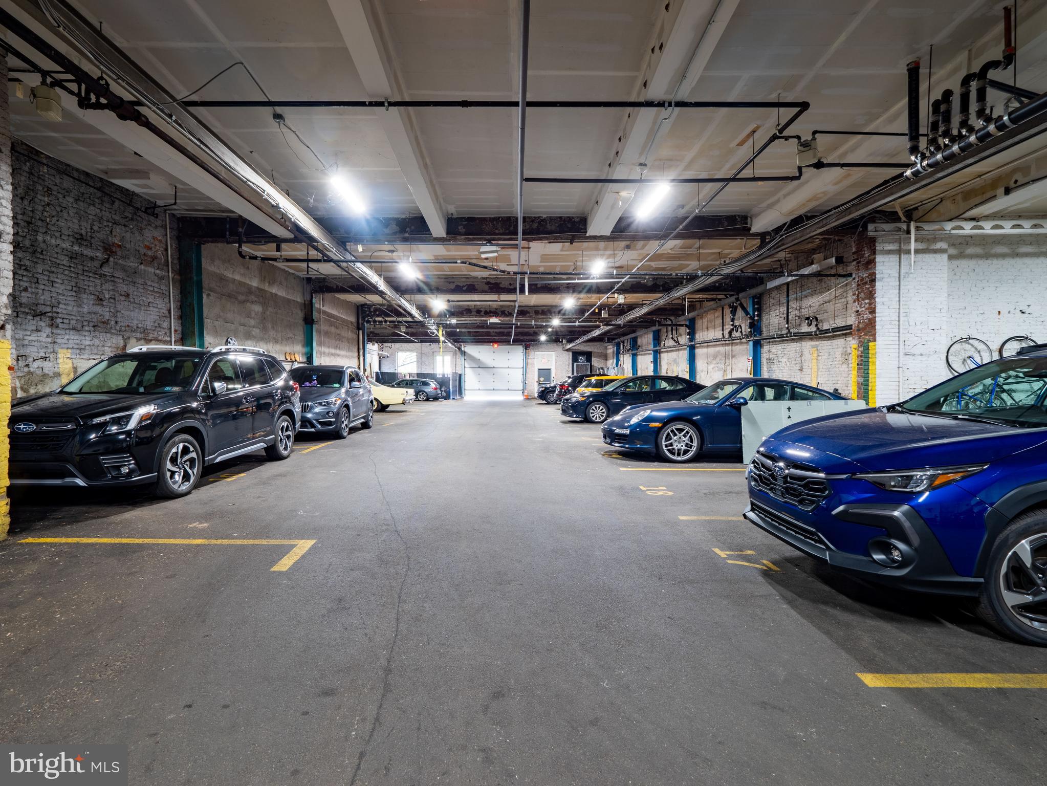QUEEN VILLAGE - Commercial Sale