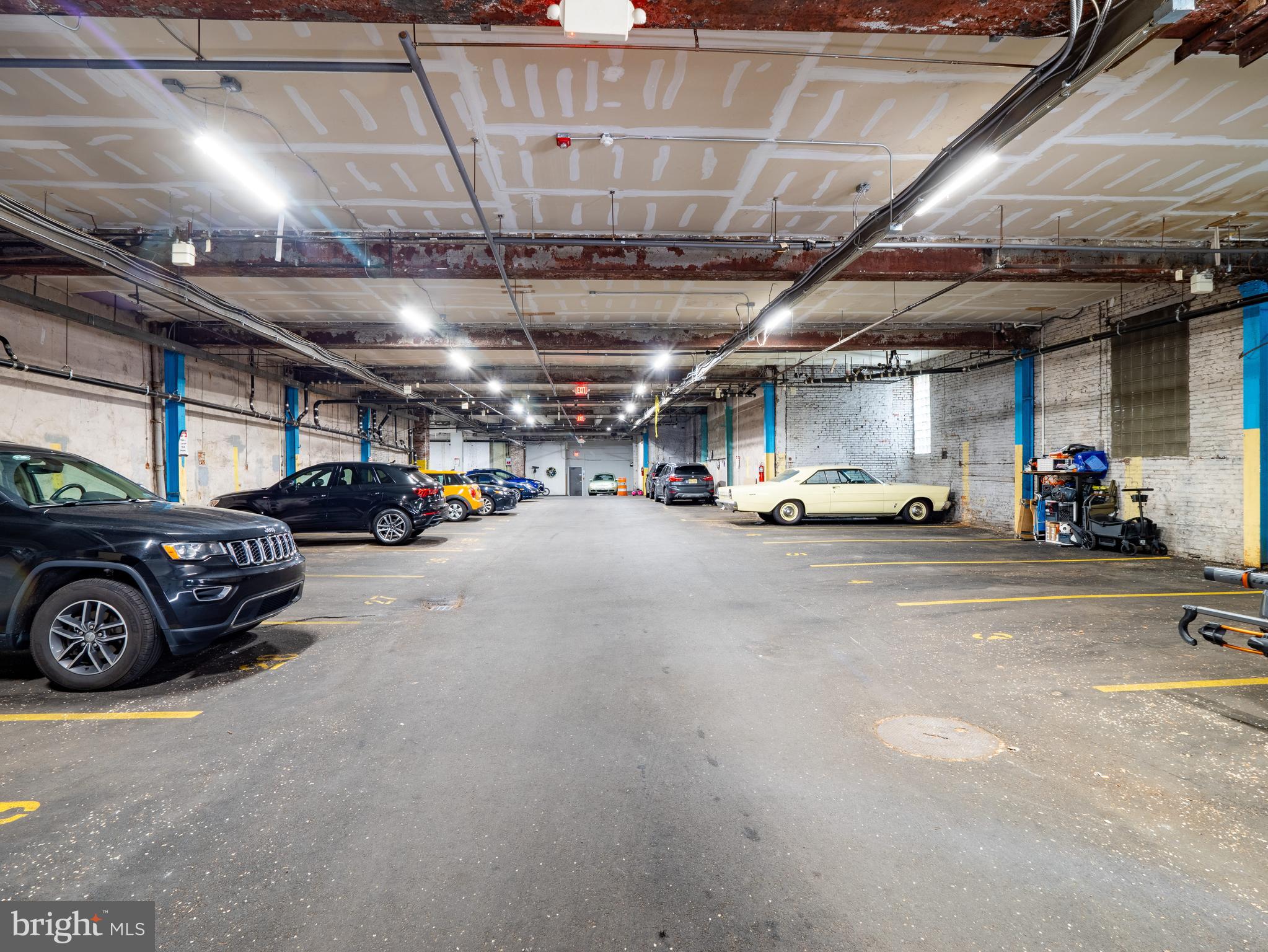 QUEEN VILLAGE - Commercial Sale