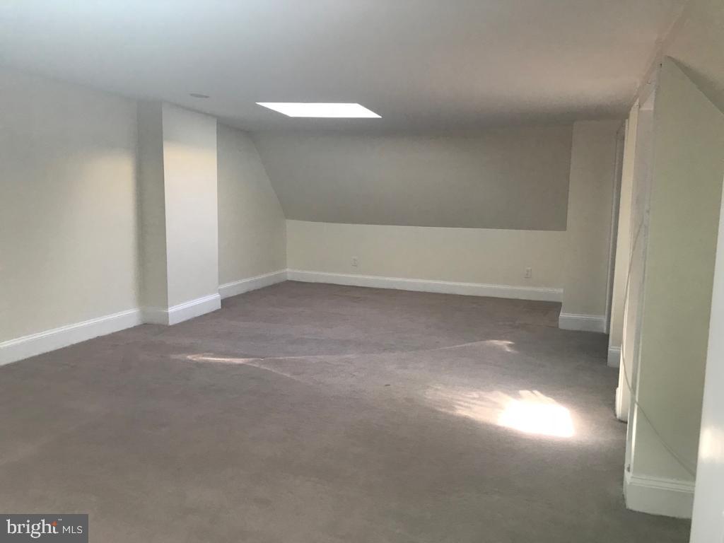 UNIVERSITY CITY - Residential Income