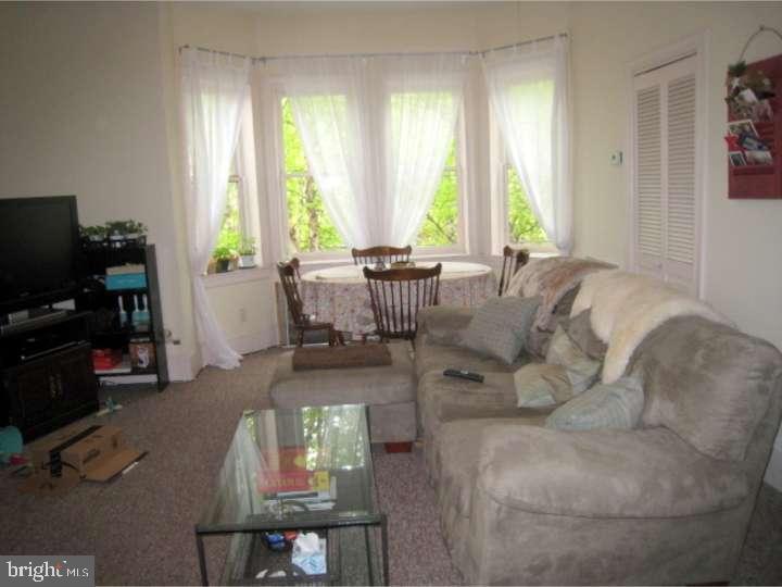 UNIVERSITY CITY - Residential Income