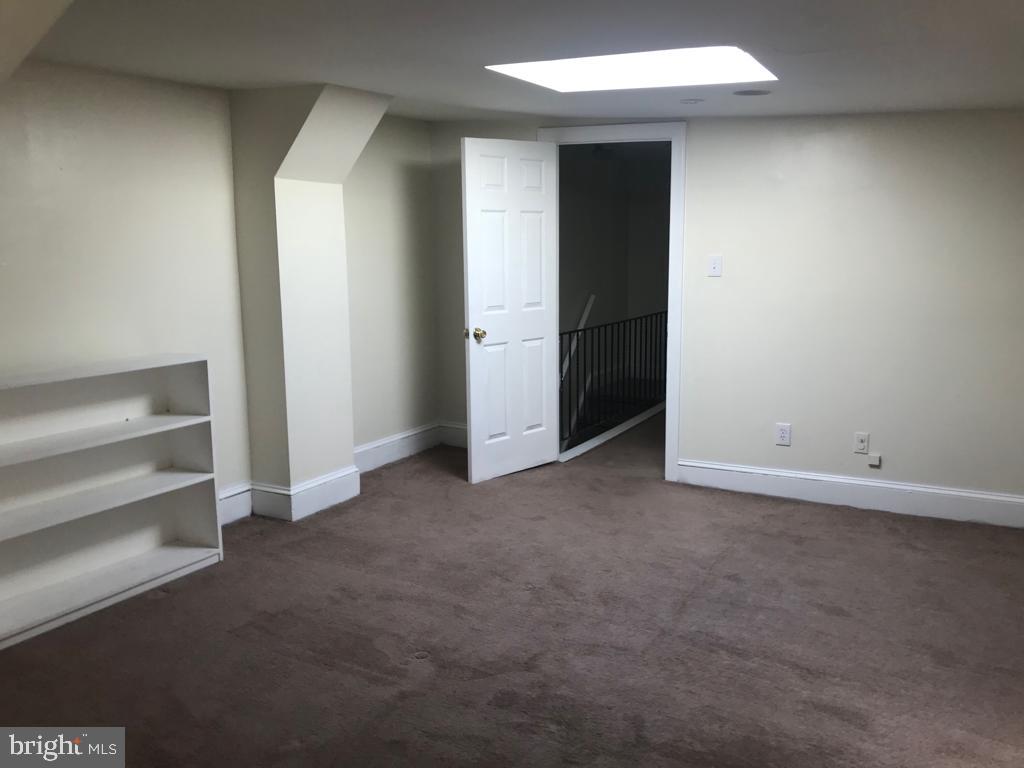 UNIVERSITY CITY - Residential Income