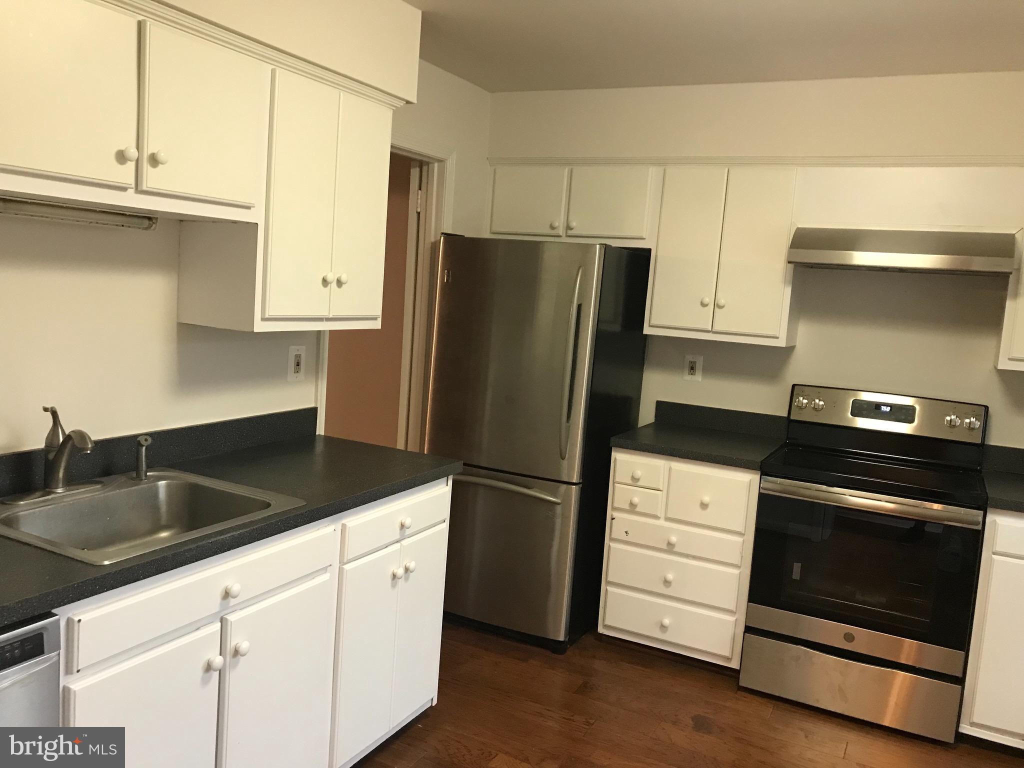 HAMPTON COURT - Residential Lease