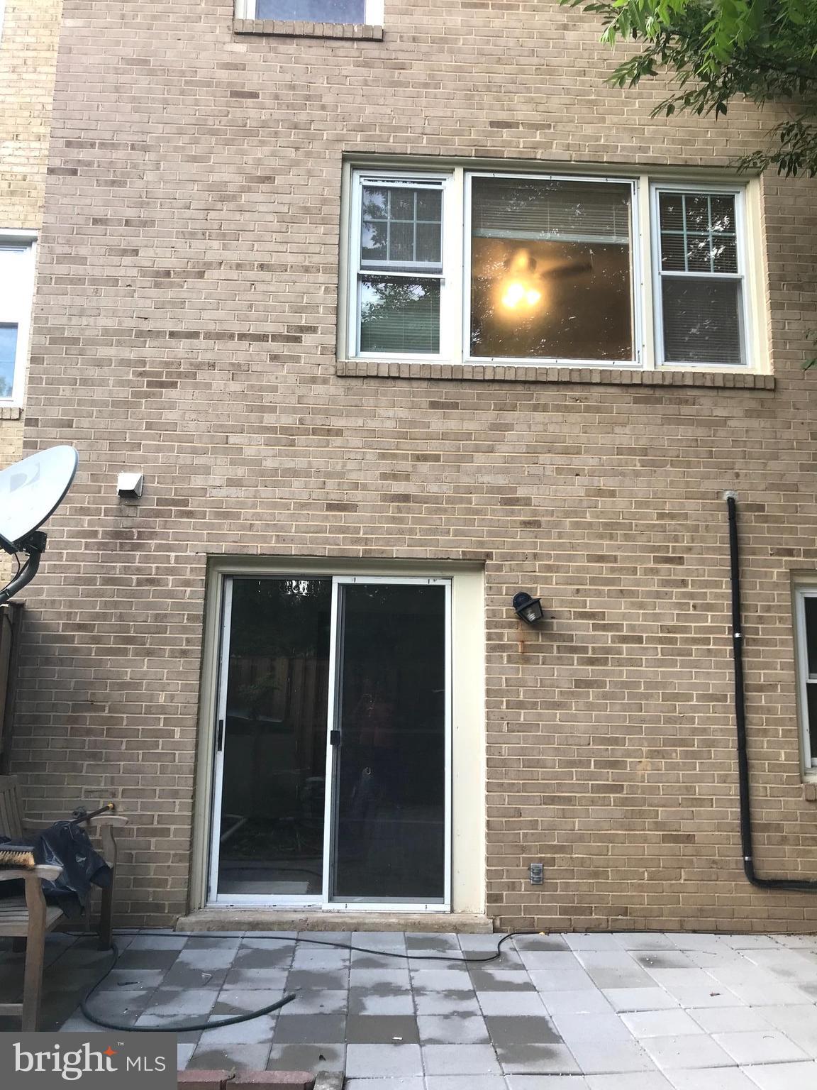 HAMPTON COURT - Residential Lease