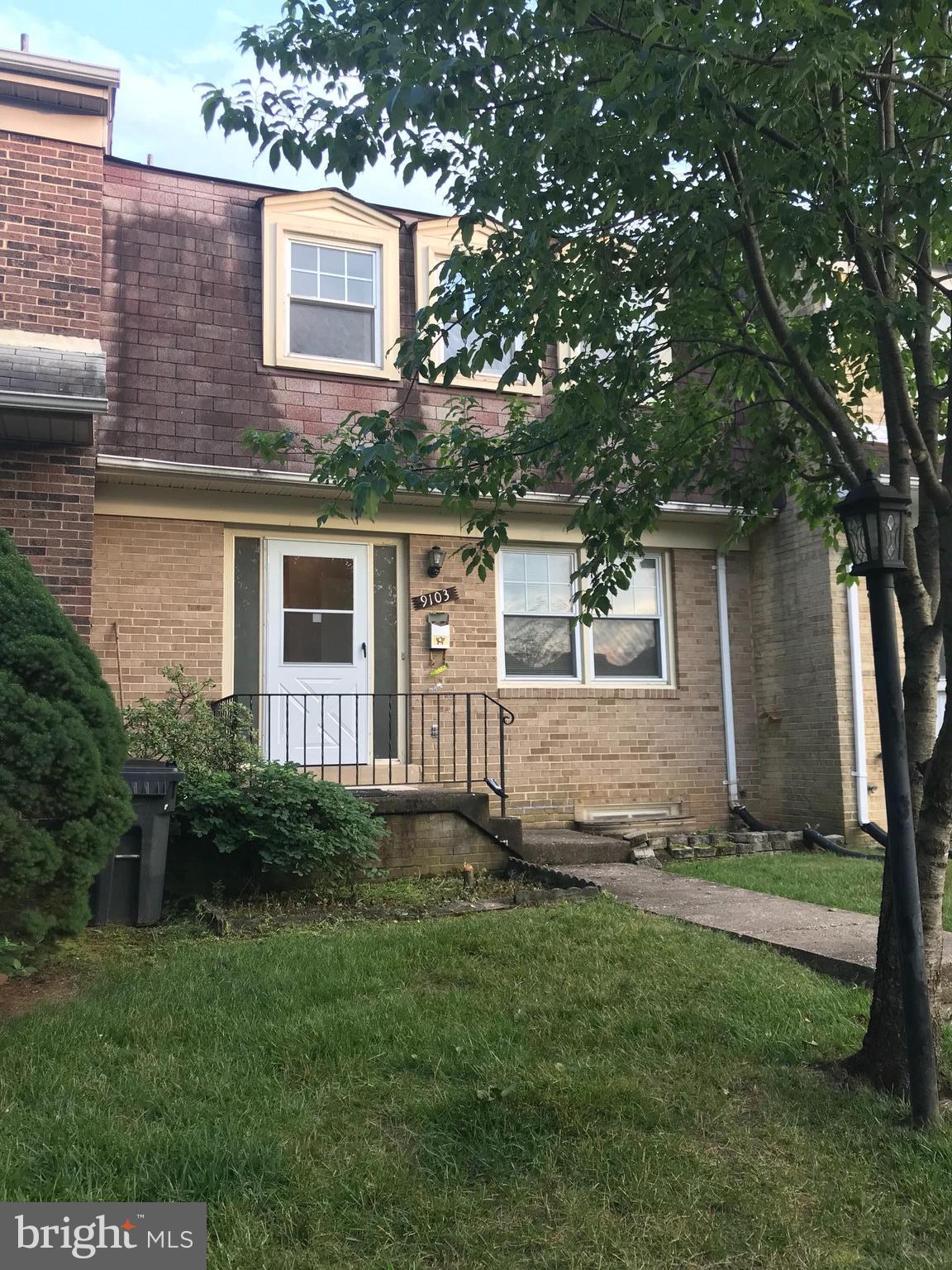 HAMPTON COURT - Residential Lease