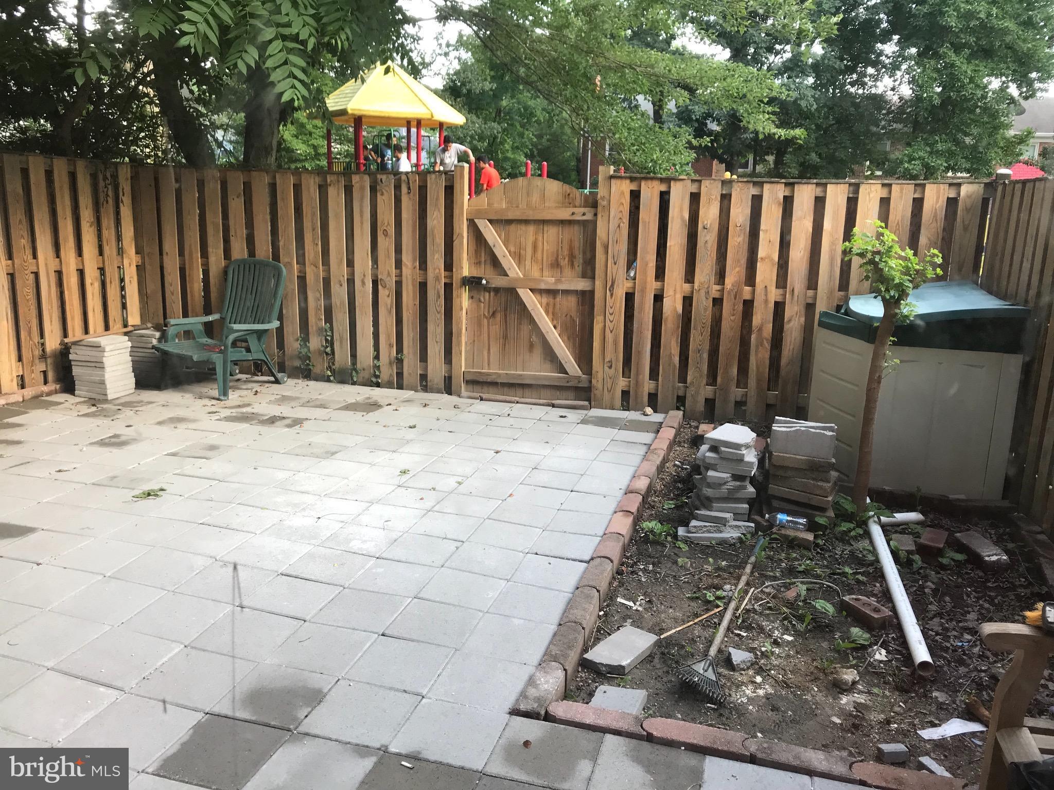 HAMPTON COURT - Residential Lease