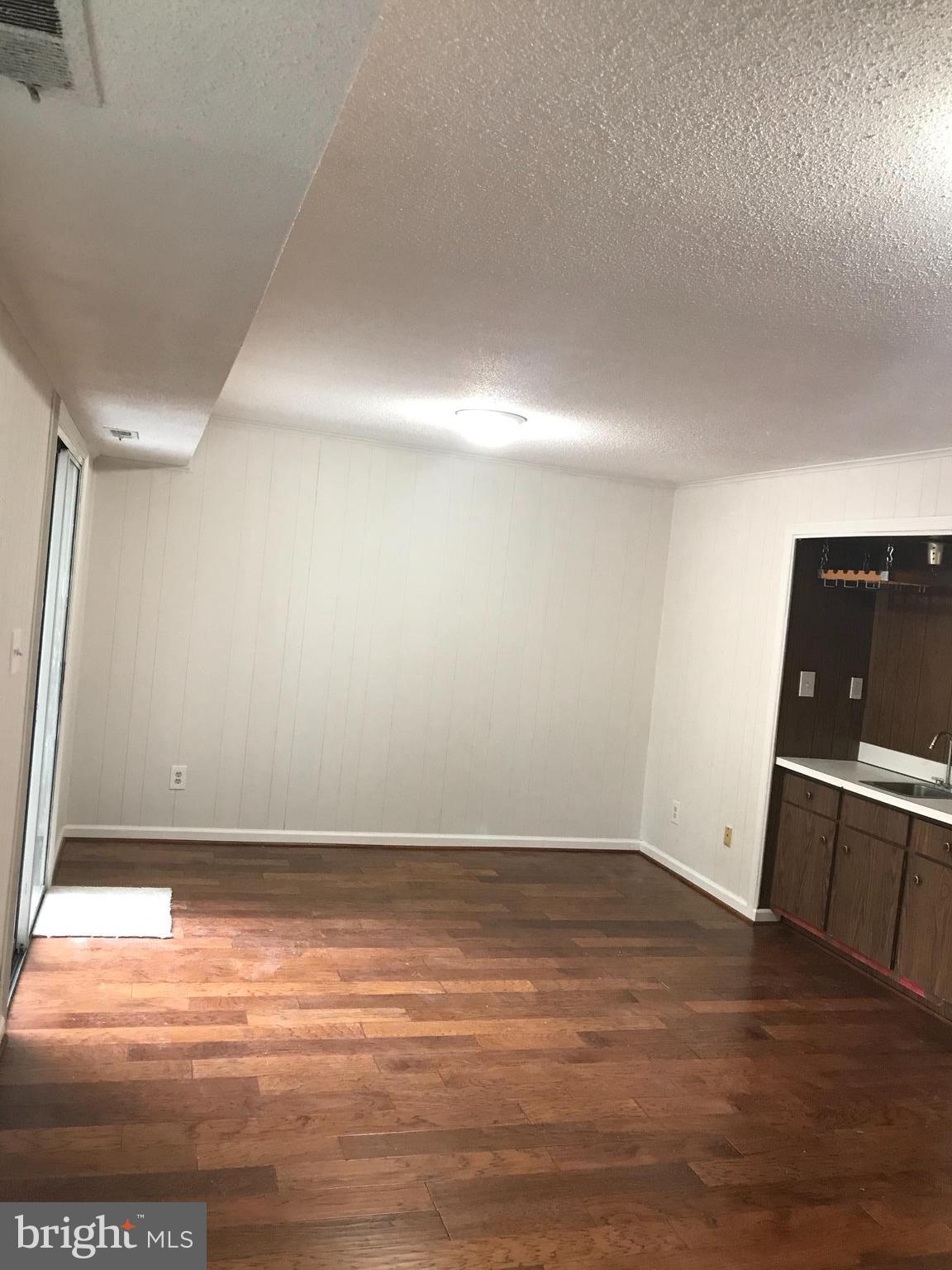 HAMPTON COURT - Residential Lease