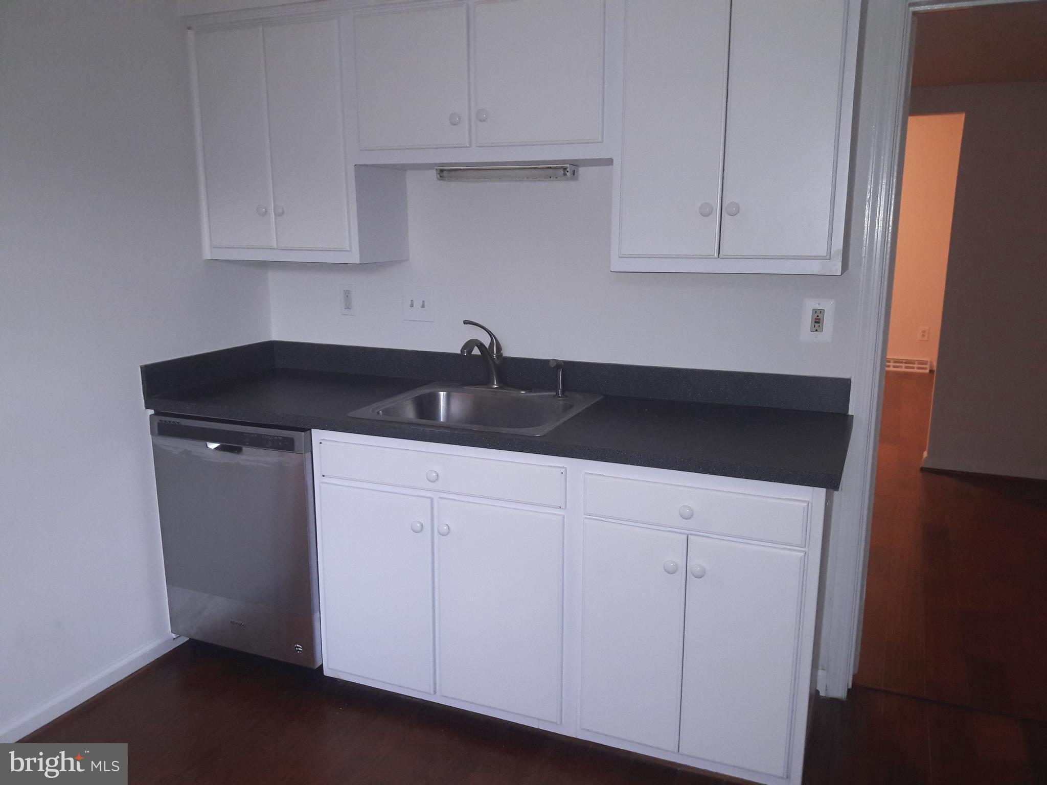 HAMPTON COURT - Residential Lease