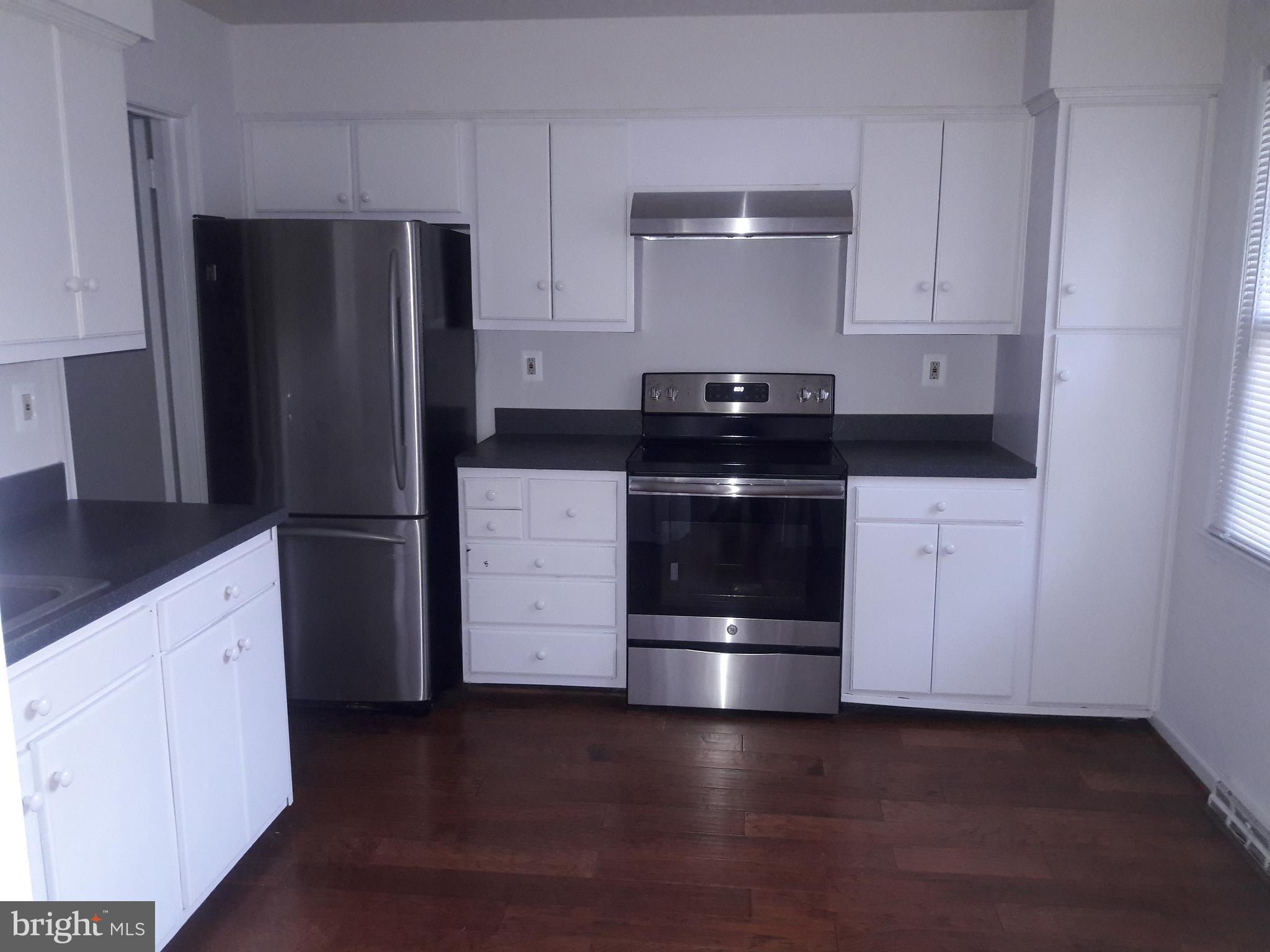 HAMPTON COURT - Residential Lease