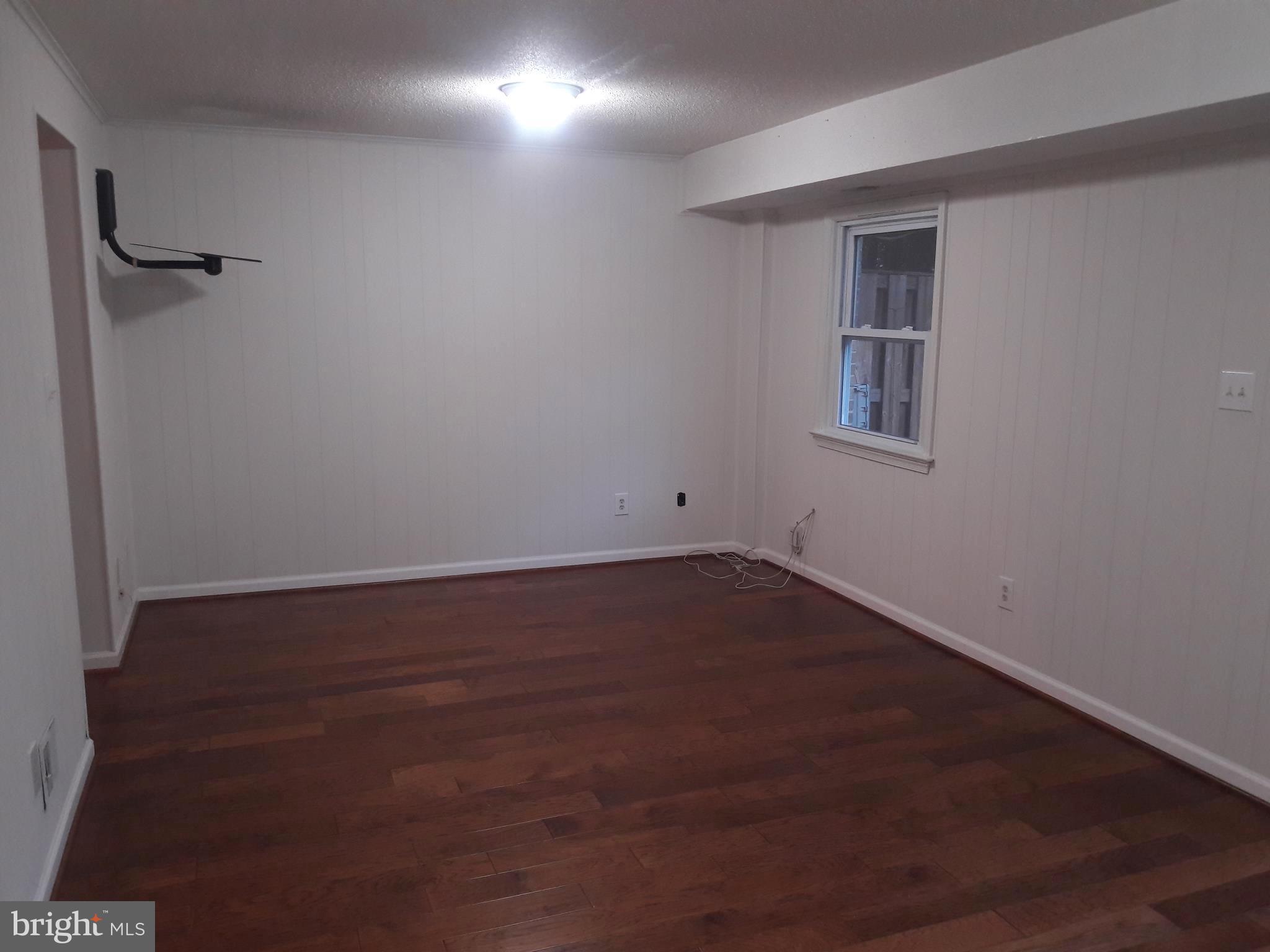 HAMPTON COURT - Residential Lease