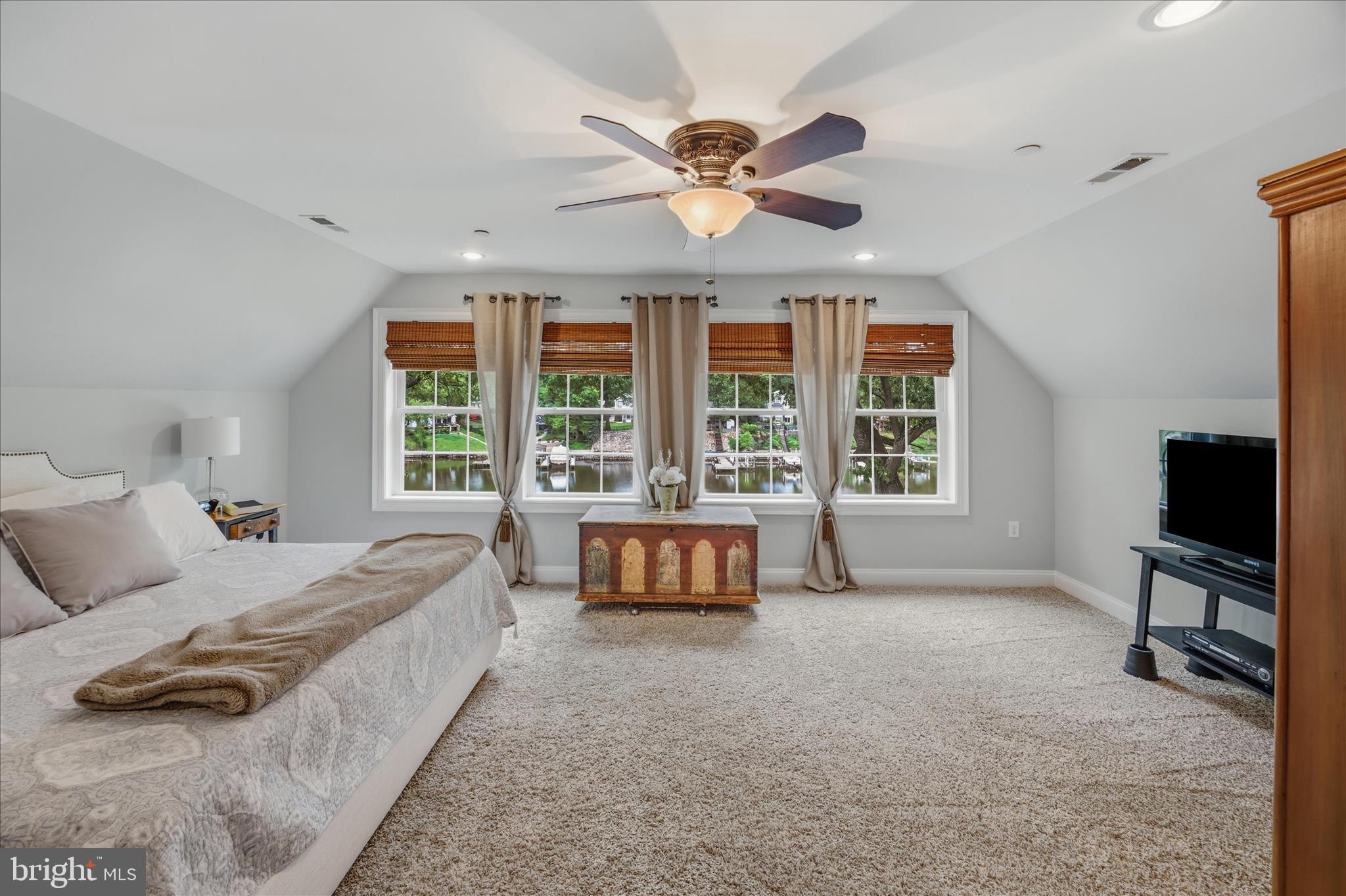 COUNTRY LIFE MANOR - Residential