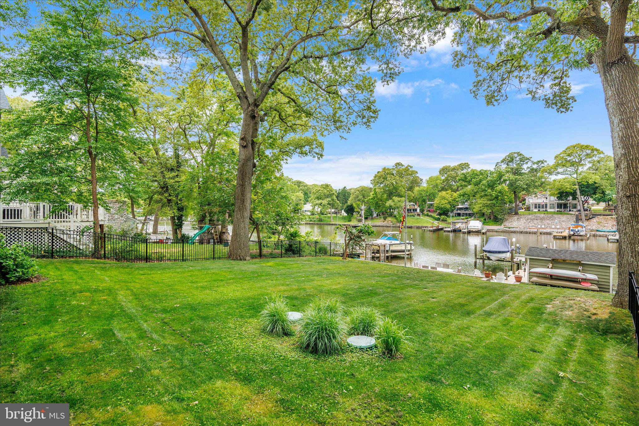 COUNTRY LIFE MANOR - Residential