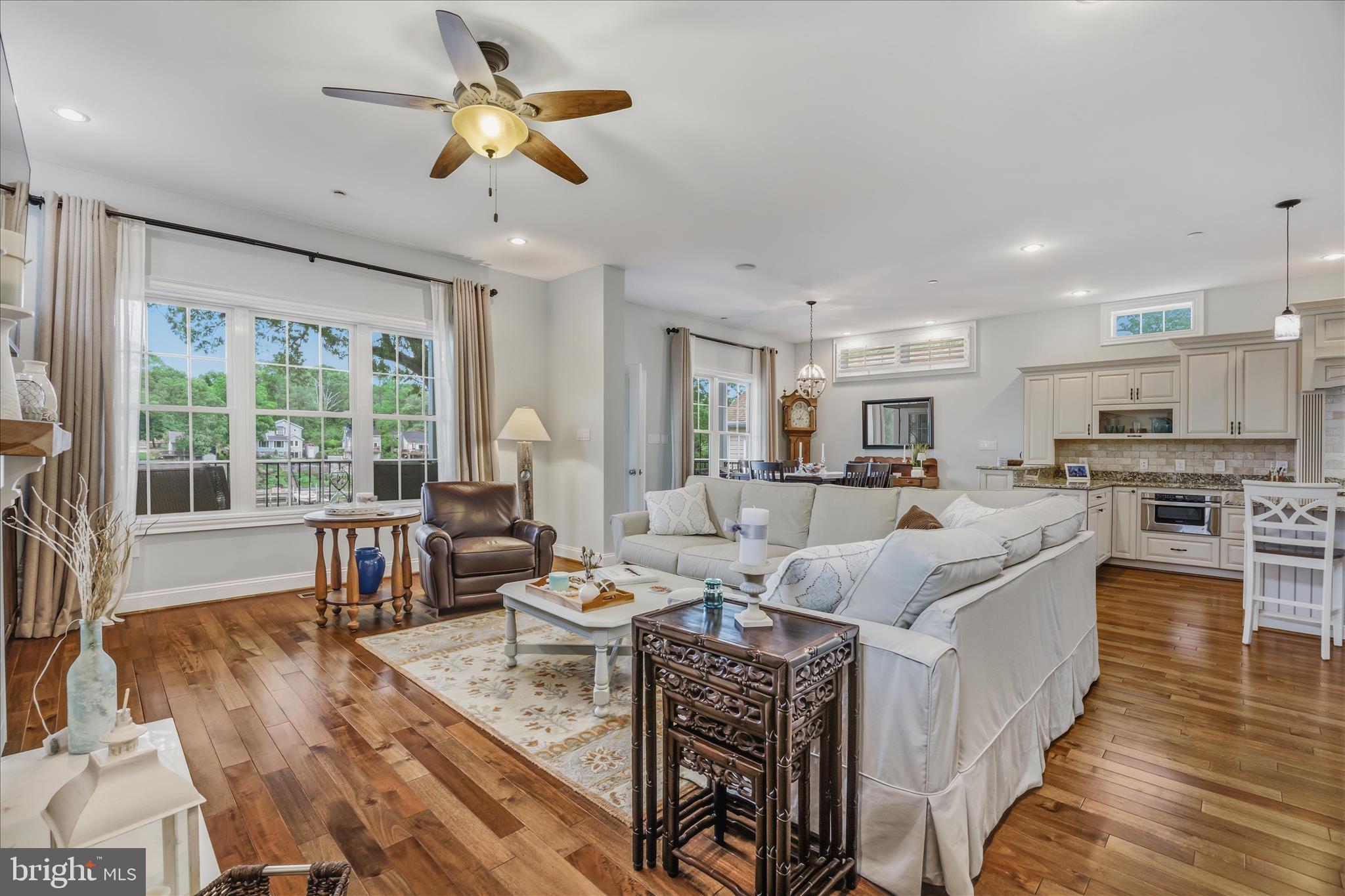 COUNTRY LIFE MANOR - Residential