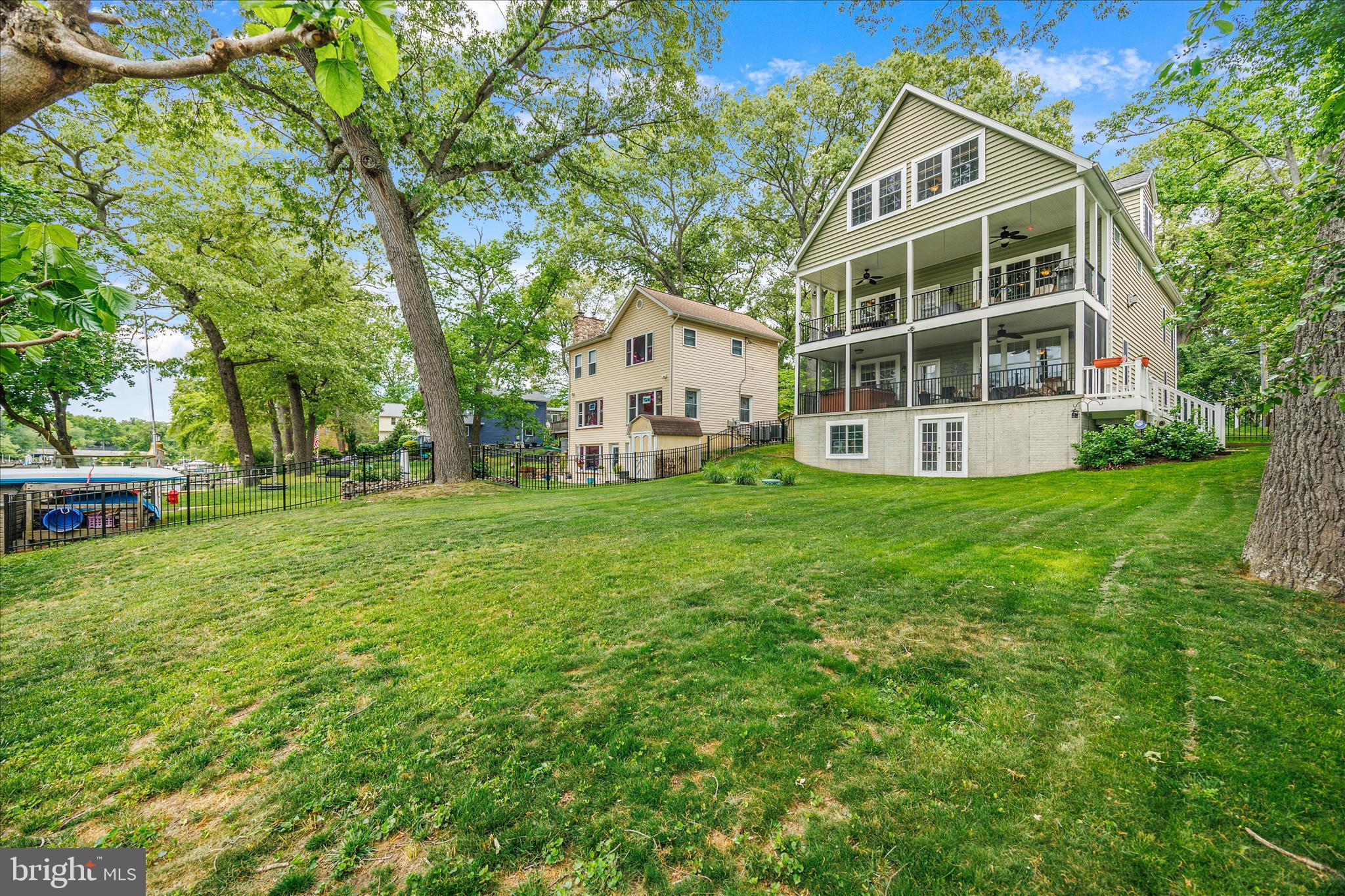 COUNTRY LIFE MANOR - Residential
