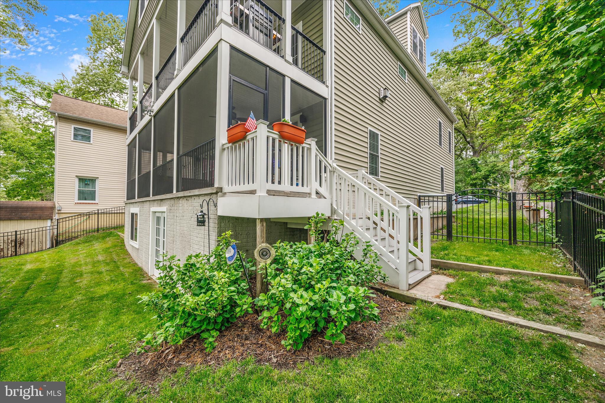 COUNTRY LIFE MANOR - Residential