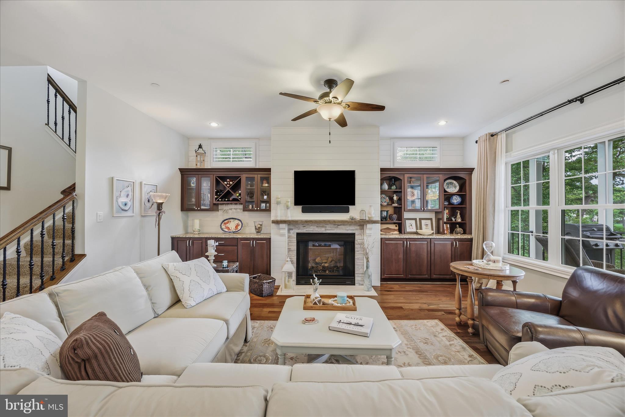 COUNTRY LIFE MANOR - Residential