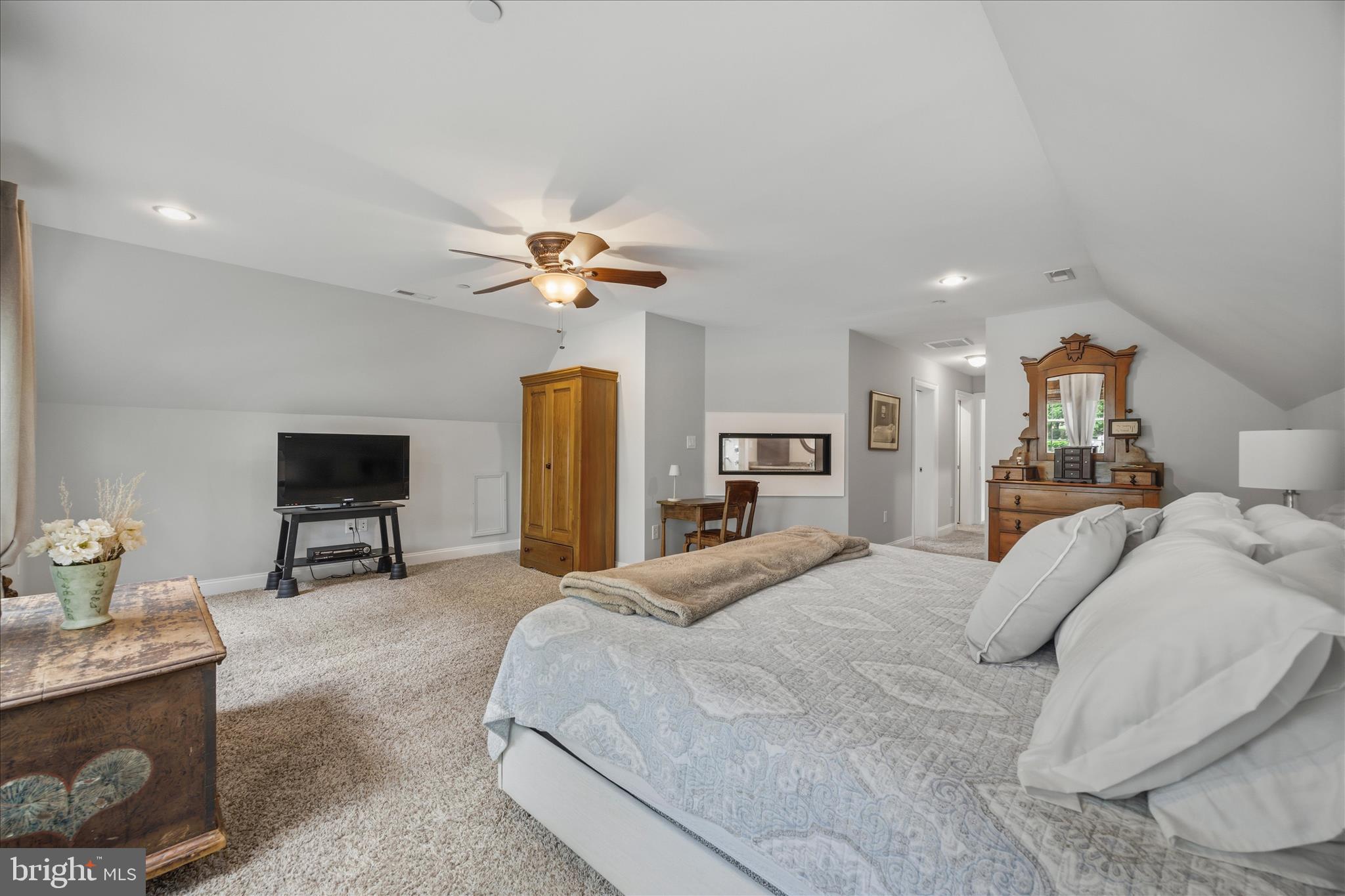 COUNTRY LIFE MANOR - Residential