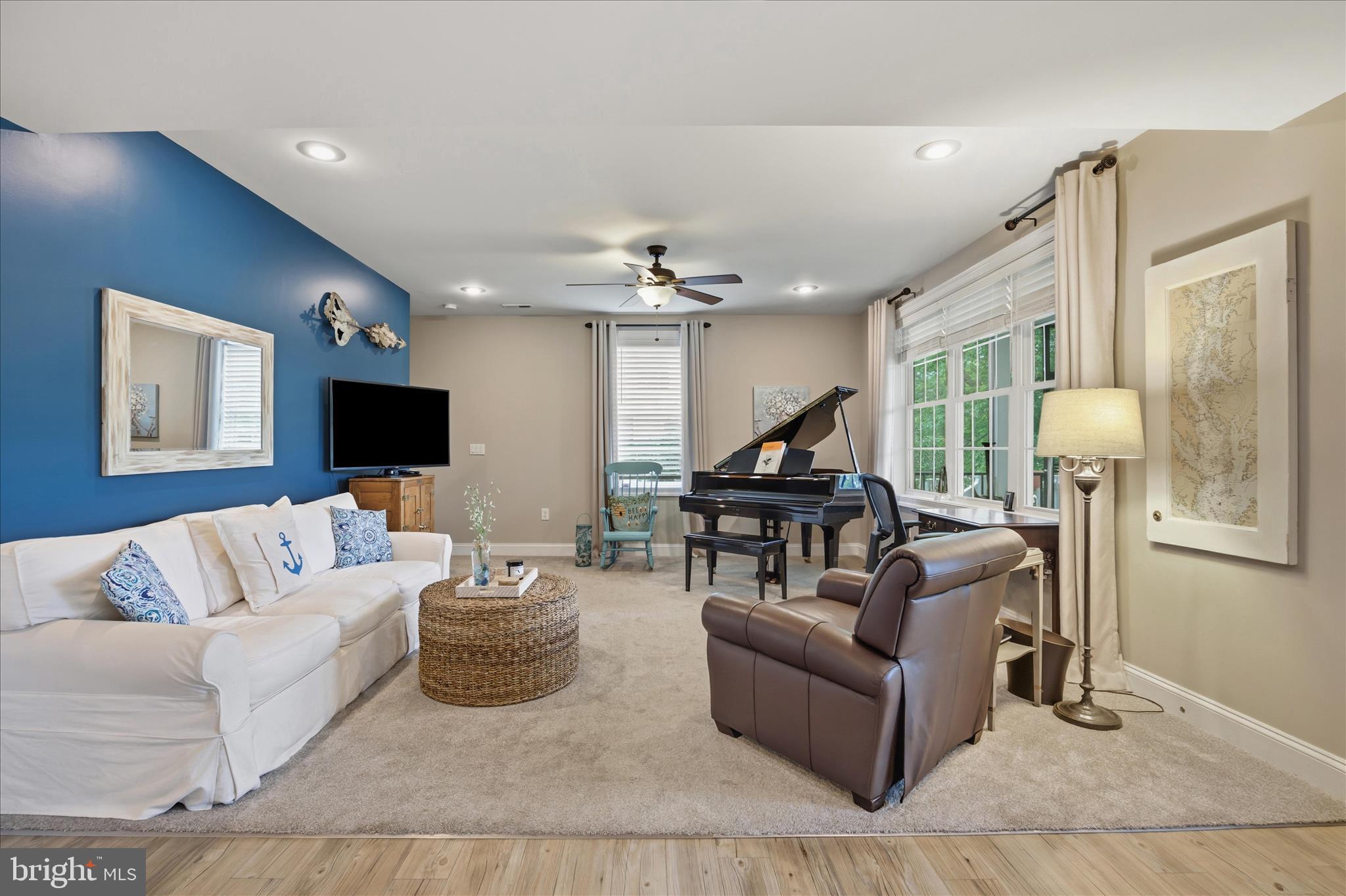 COUNTRY LIFE MANOR - Residential