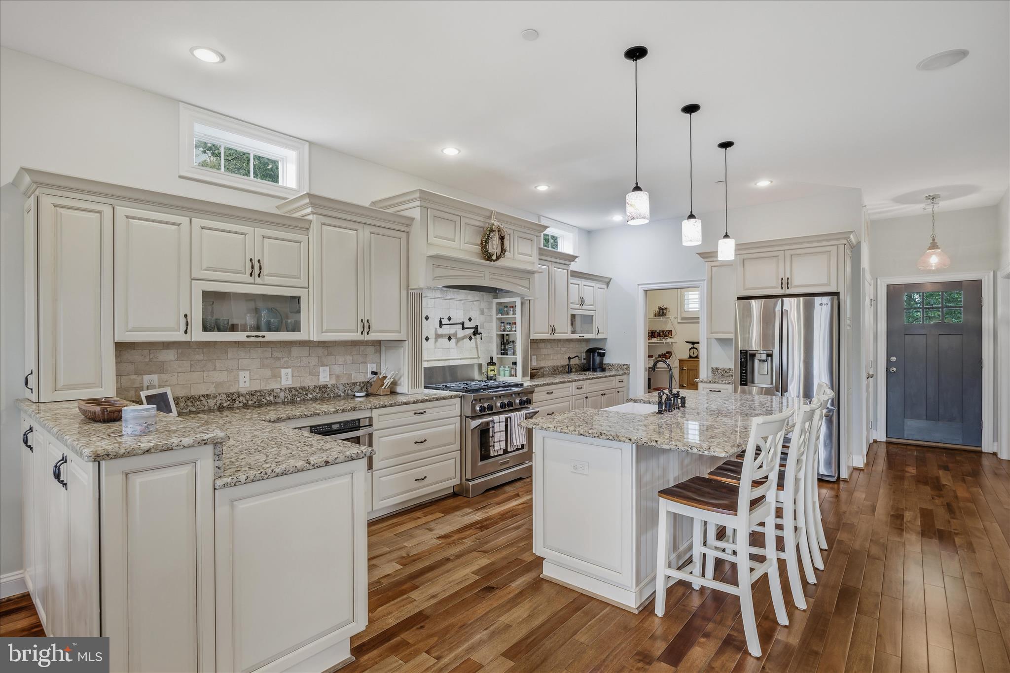 COUNTRY LIFE MANOR - Residential