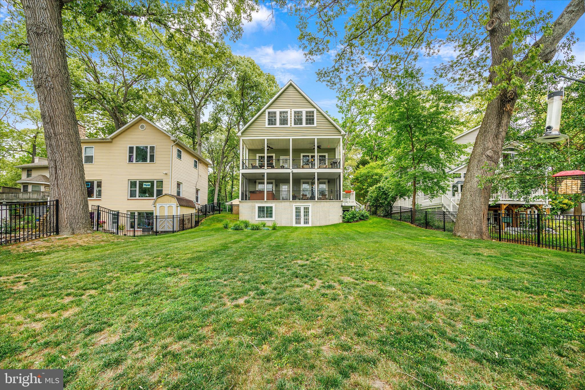 COUNTRY LIFE MANOR - Residential