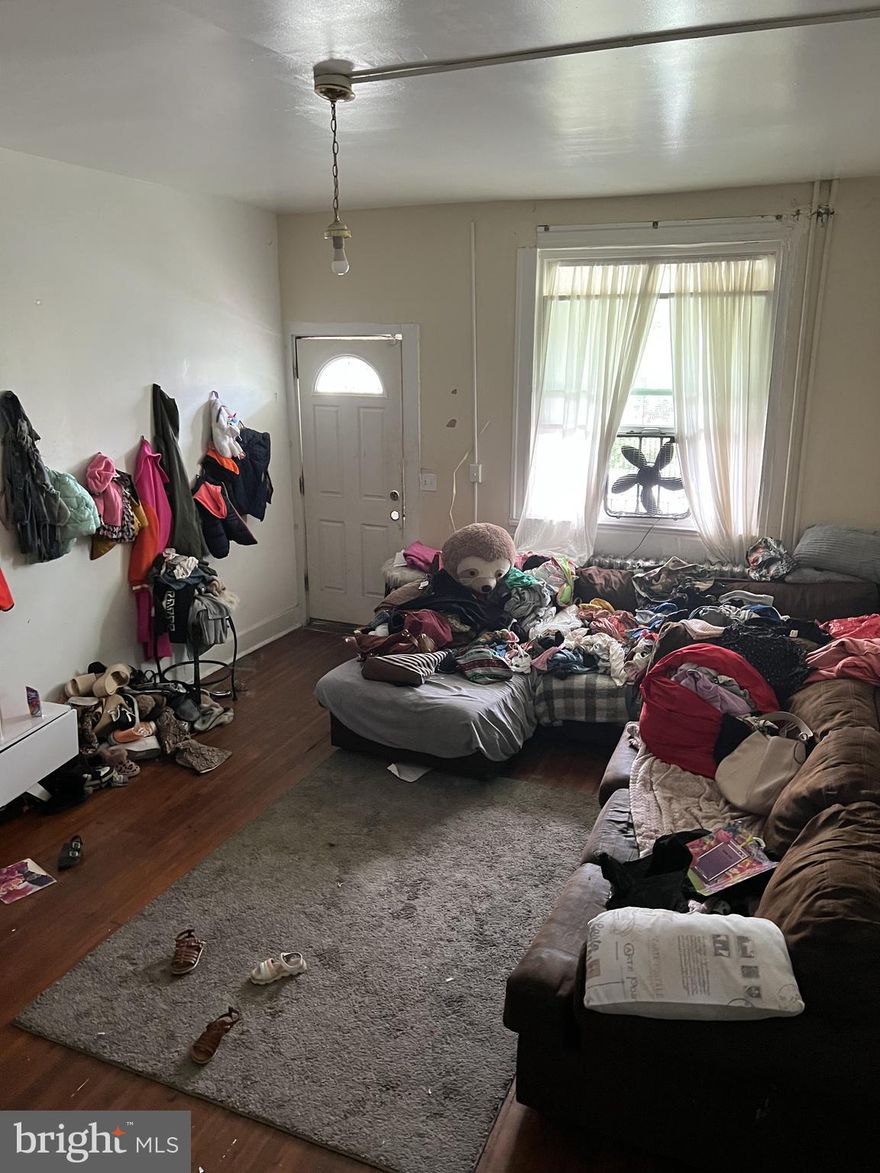 HIGHES & BEST BY CLOSE OF DAY, 11/29. RESPONSE FROM SELLER WILL BE BY 1:00PM 11/30. No Showings until offers submitted - Tenant Occupied, DO NOT DISTURB. Property beings sold AS IS. Buyer is responsible for all closing costs.  3026 W Garrison is also for sale - buy both!!!