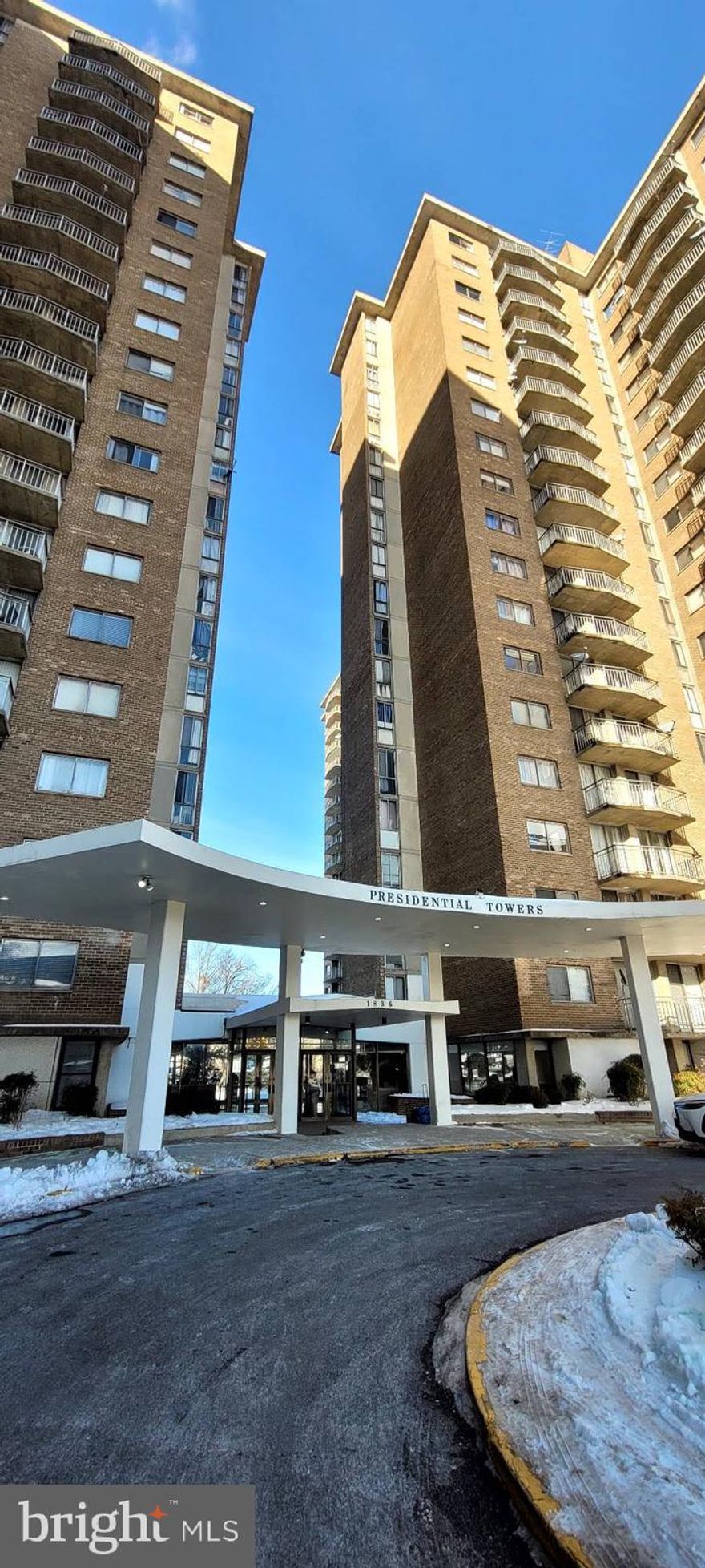 Beautiful, spacious, two-bedroom and two-bath condo for sale. Features include 24-hour concierge service, swimming pool and tennis court on the premises, easy access to metro, bus stop in front of the building, laundry room on each floor, grocery store on terrace level, and all utilities included in the condo fee.