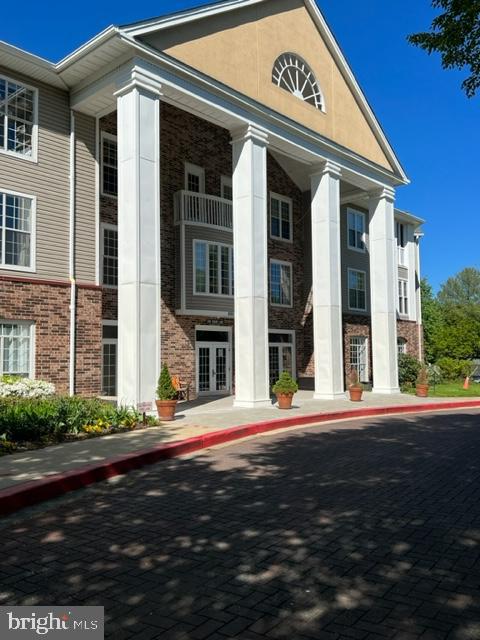 ENGLISH COUNTRY MANOR - Residential Lease