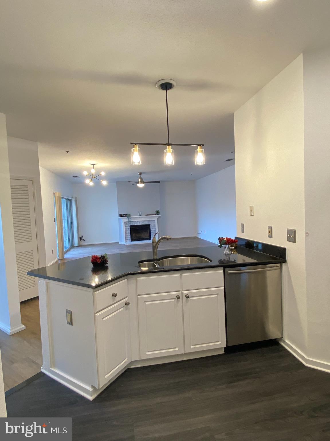 ENGLISH COUNTRY MANOR - Residential Lease