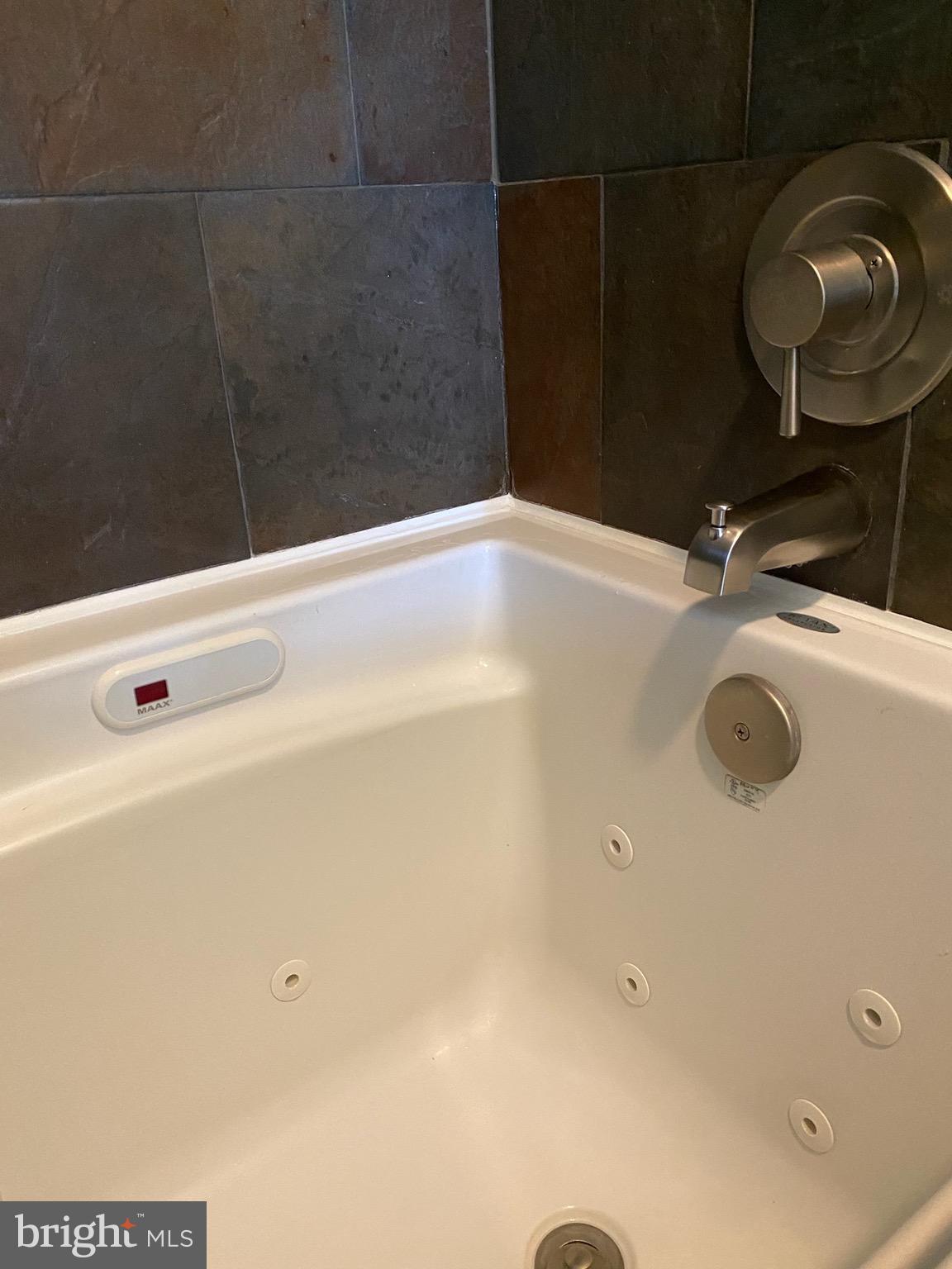 ENGLISH COUNTRY MANOR - Residential Lease