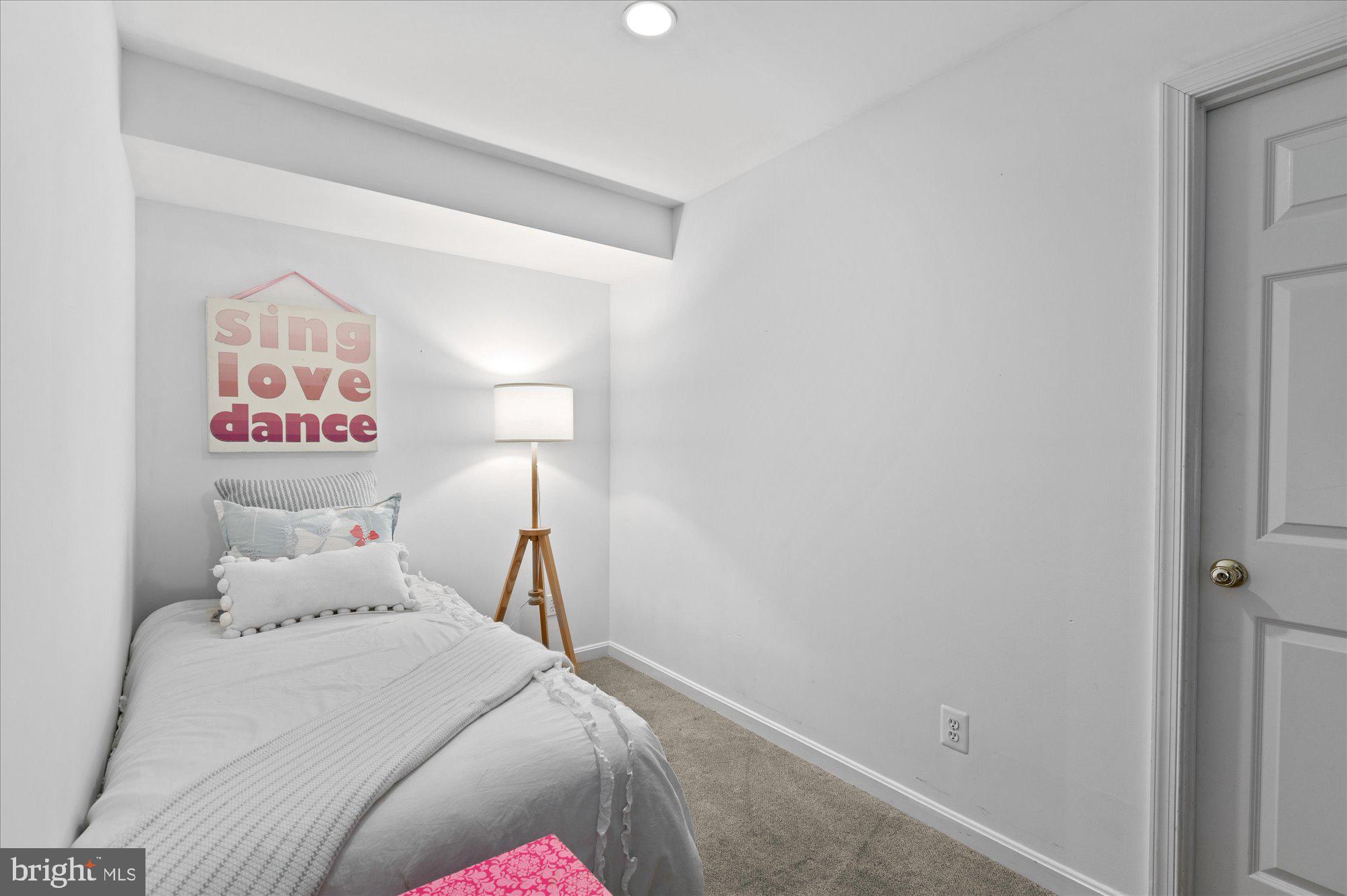 POTOMAC OUTSIDE - Residential