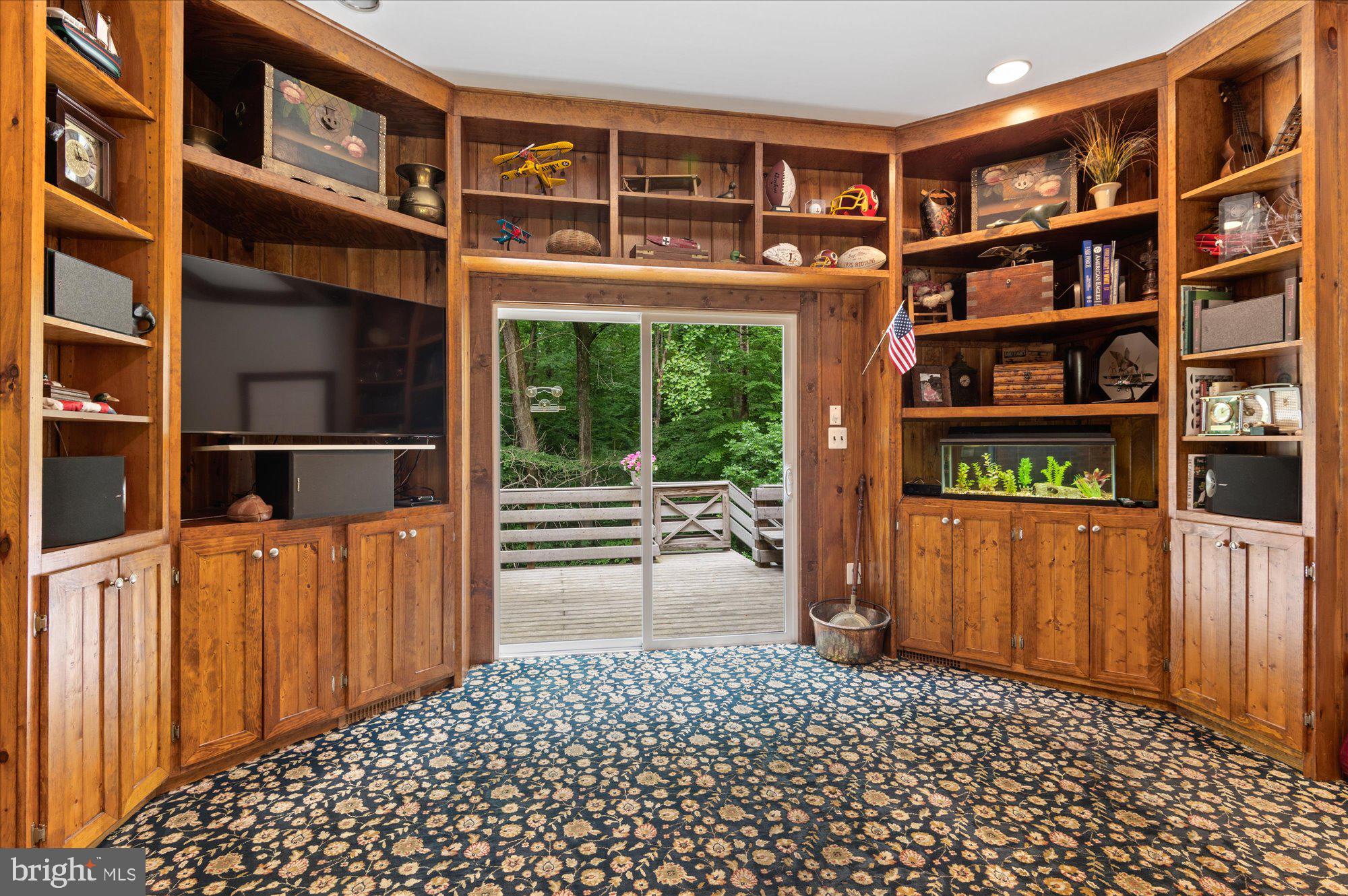 POTOMAC OUTSIDE - Residential