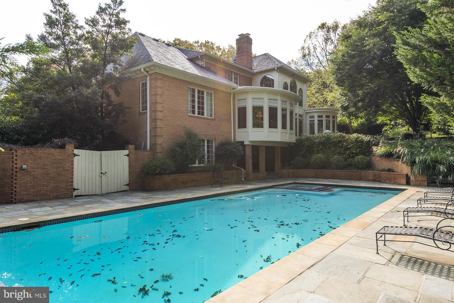 THE COURTS - Residential