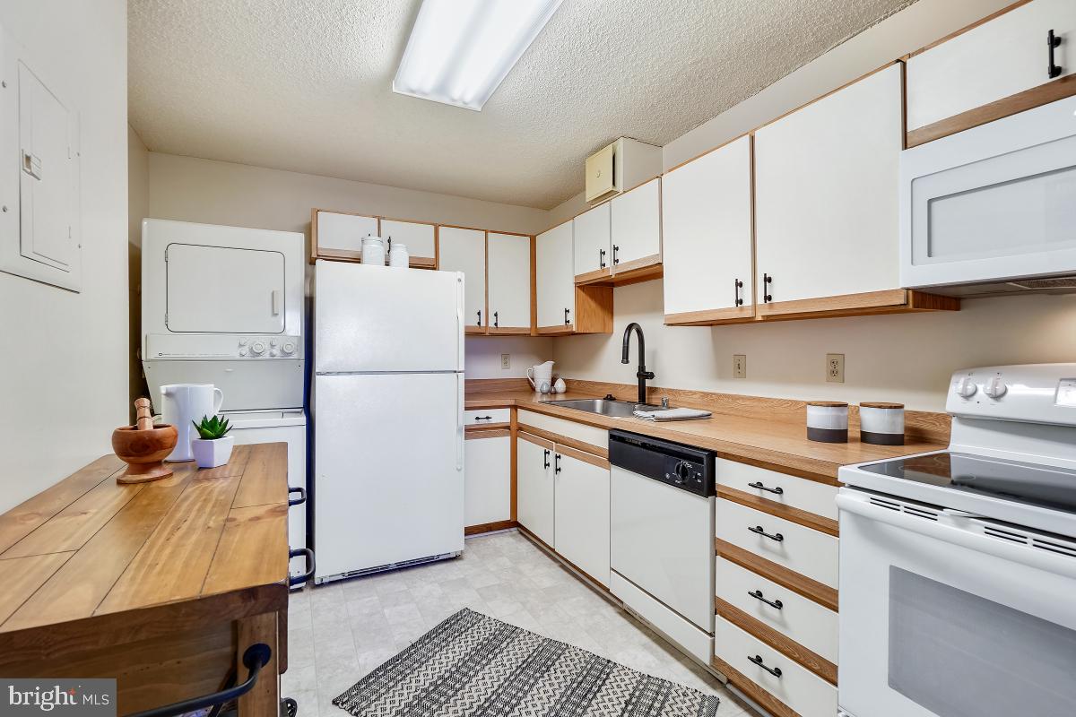 LEISURE WORLD - Residential