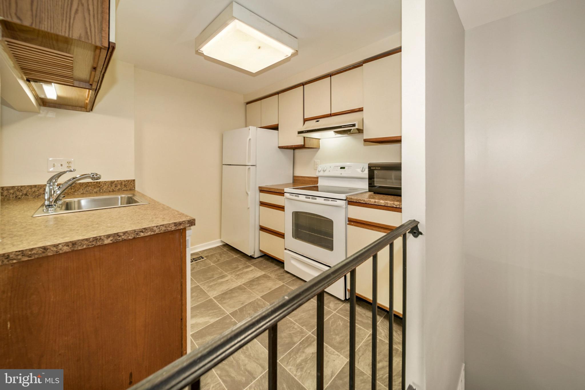 CHRISTOPHER COURT - Residential