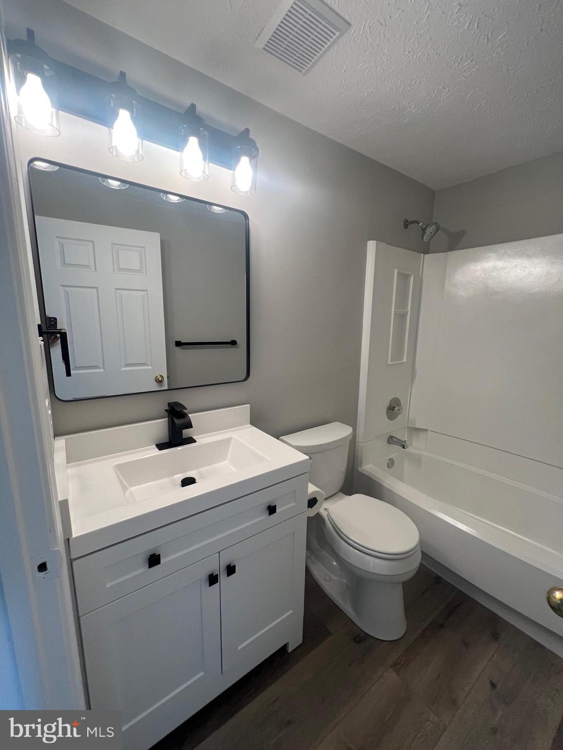 GLADE TOWN - Residential Lease