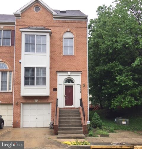 LOVELY SPACIOUS END UNIT TH IN WESTCHESTER. FRESH PAINT, UP DATED KITCHEN APPLIANCES. HARDWOOD FLOORS, FIREPLACE, DECK AND FENCED REAR YARD. ONE CAR GAR ATTACHED.CLOSE TO METRO ,SHOPPING RESTAURANTS & MORE !