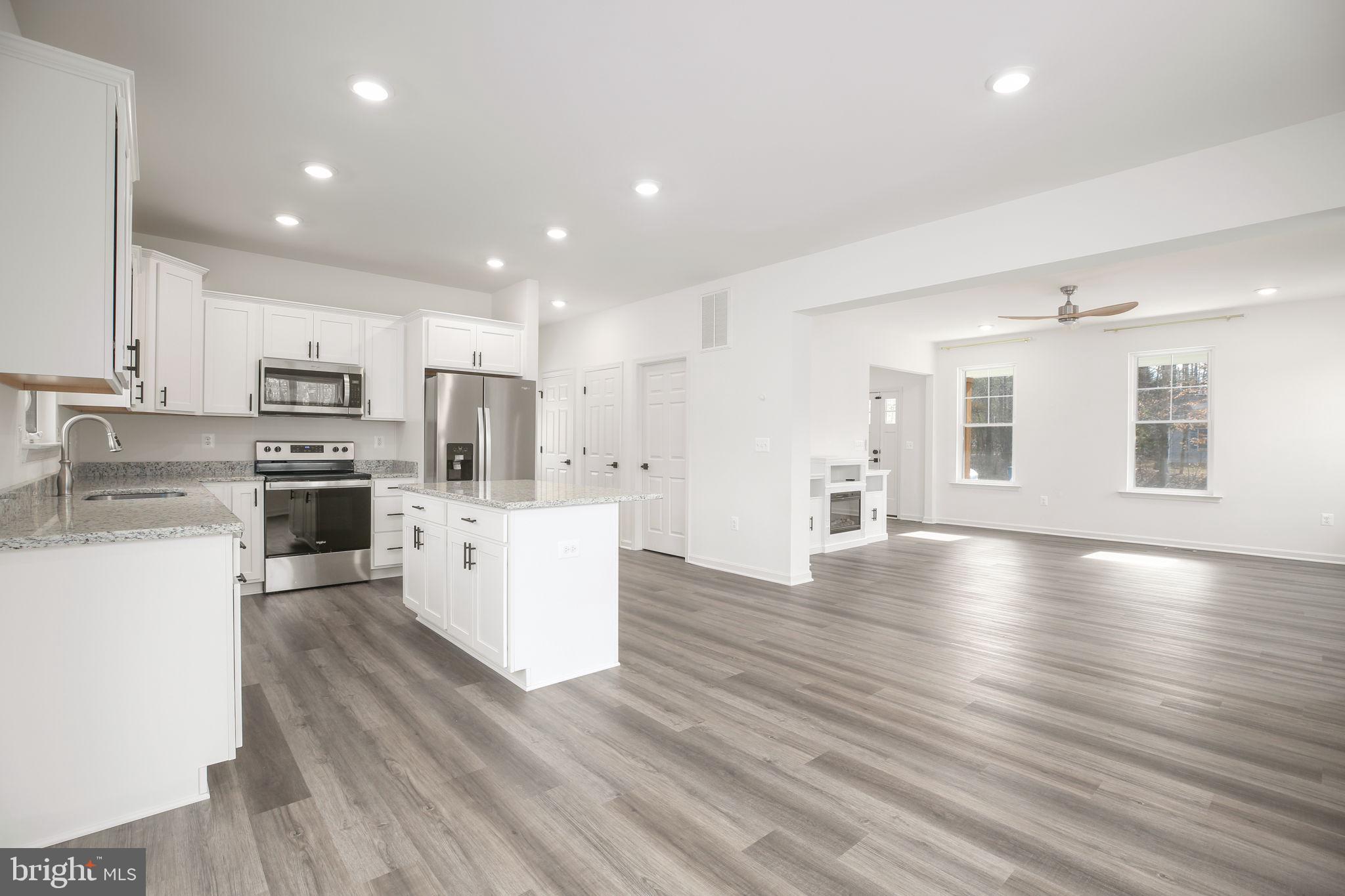 PRESIDENTIAL LAKES - Residential