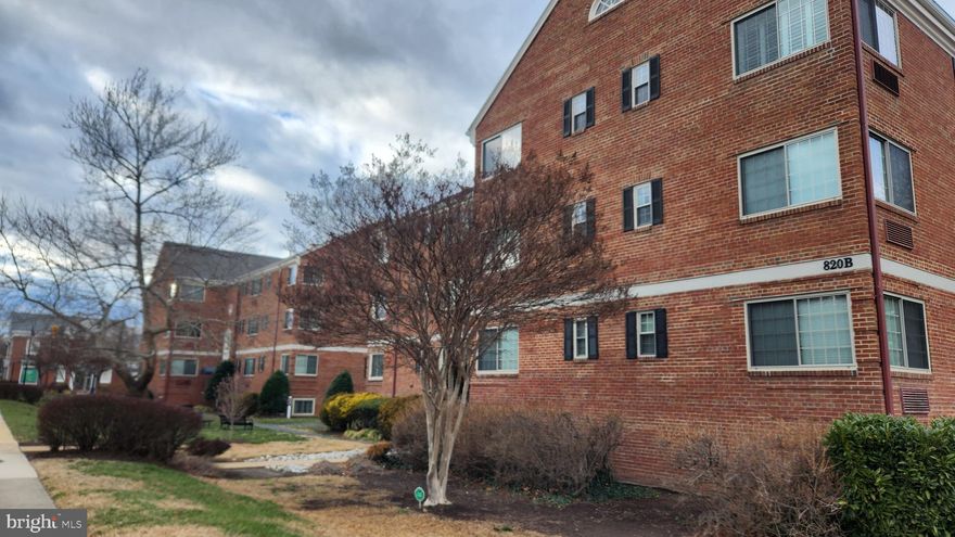 This charming one-bedroom condo is a true gem. This unit features oak floors, crown molding, arched doorways, and corner windows.
There is an entry foyer, generous living & dining rom and a spacious bedroom. Just steps from Balducci's grocery store, restaurants and coffee shop, blocks from the Potomac River and Mt Vernon bike trail. 8 Blocks away from Kings St you're close enough to enjoy all the activities it has to offer but far enough to enjoy your own quiet nook.  From cultural attractions and entertainment to a thriving arts scene, there's always something exciting happening in Old Town.
Laundry is shared in each building. Exercise room and bike storage in building 906. Grills and picnic tables outside.
5 miles to DCA, 15 minutes to Pentagon or DC.

Move in fee $250.