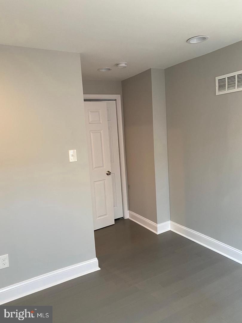 QUEEN VILLAGE - Residential