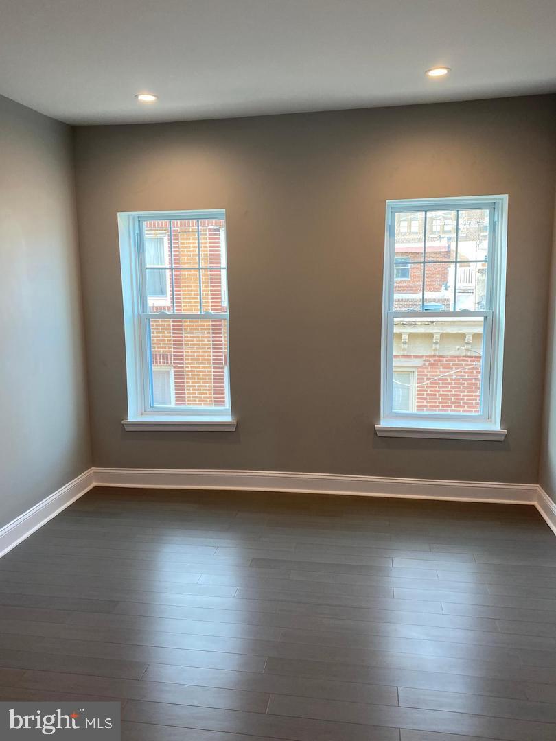 QUEEN VILLAGE - Residential