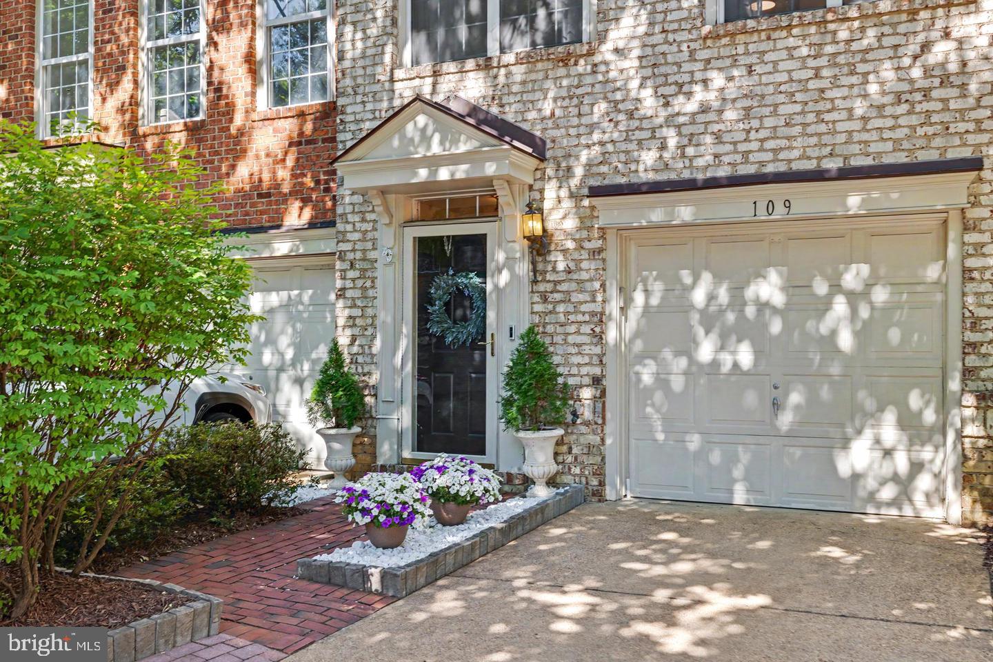 109 MARTIN LANE