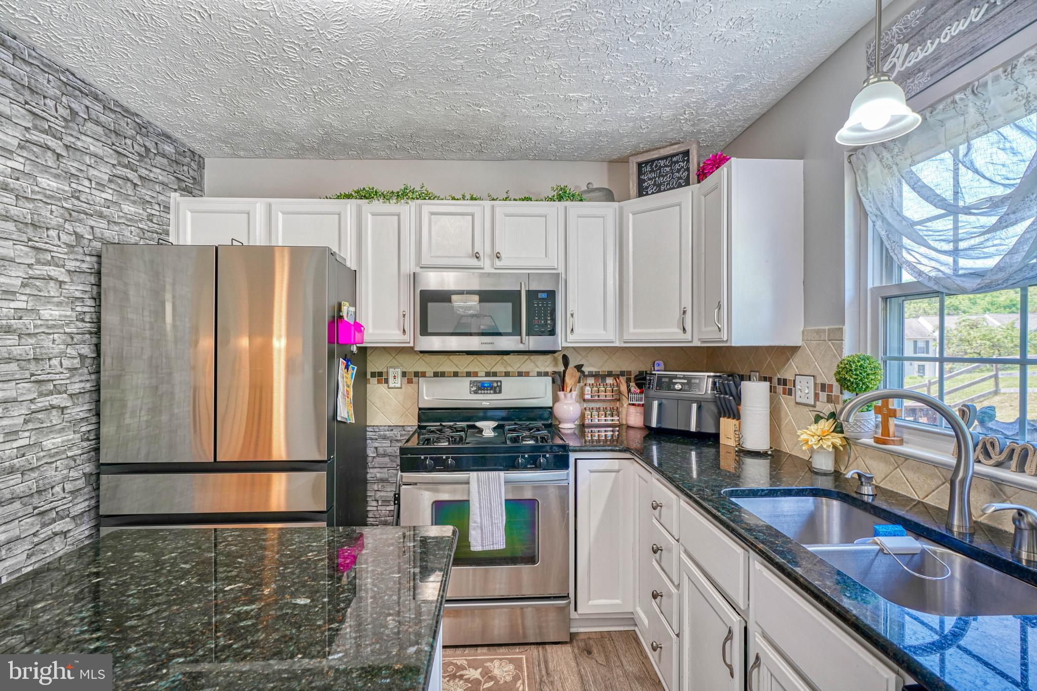 CONSTANT FRIENDSHIP - Residential