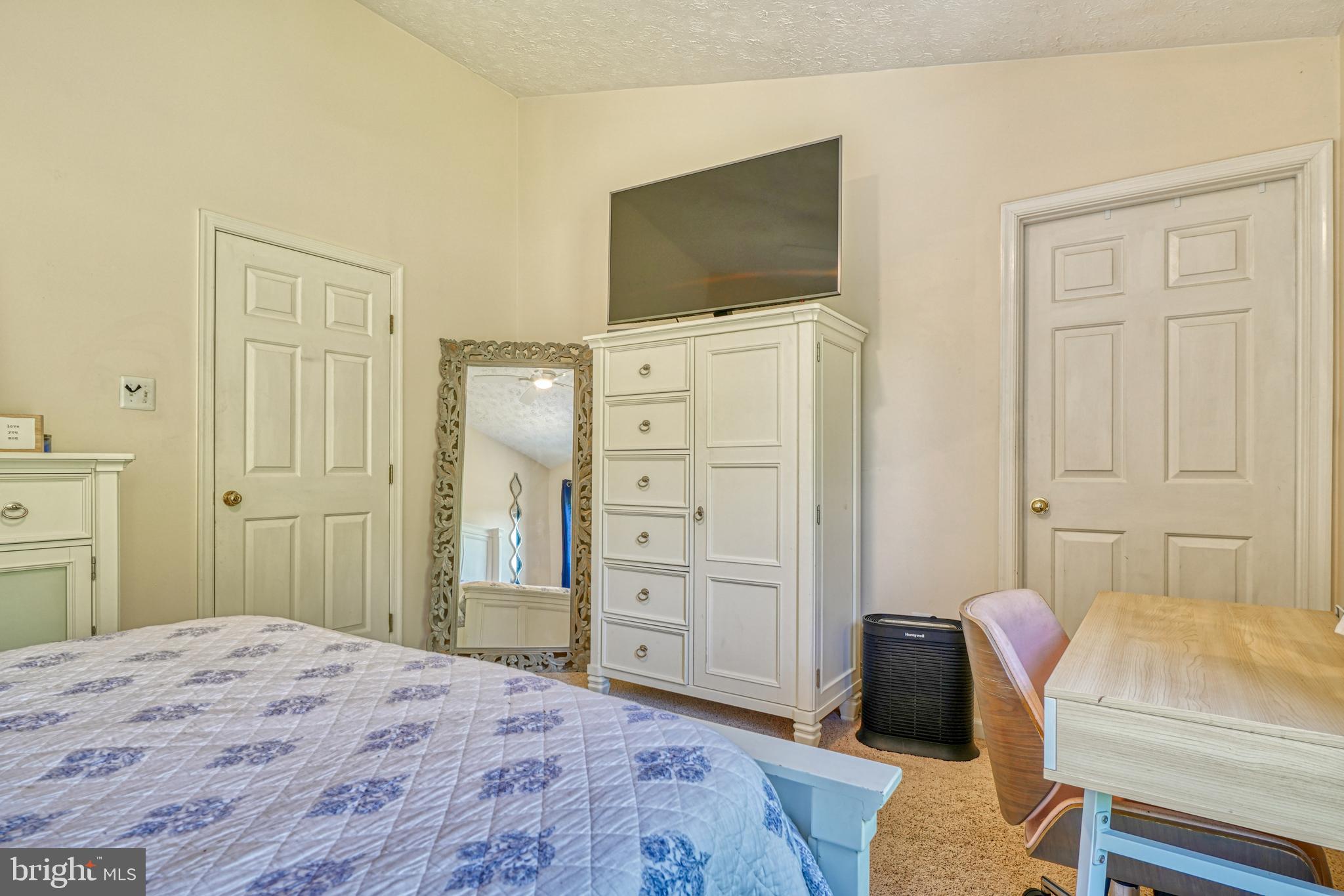 CONSTANT FRIENDSHIP - Residential