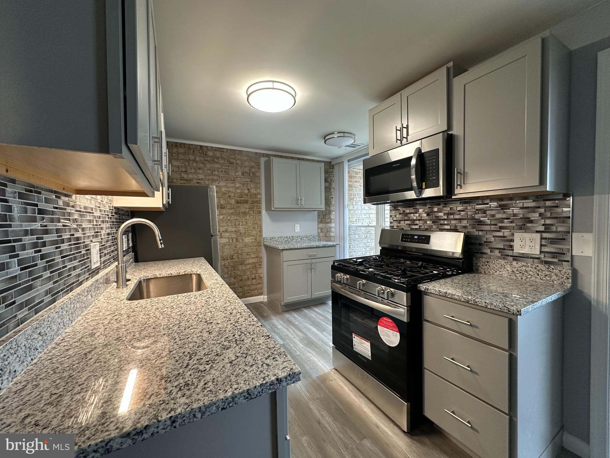 HUNTLEY SQUARE CONDOMINIUMS - Residential