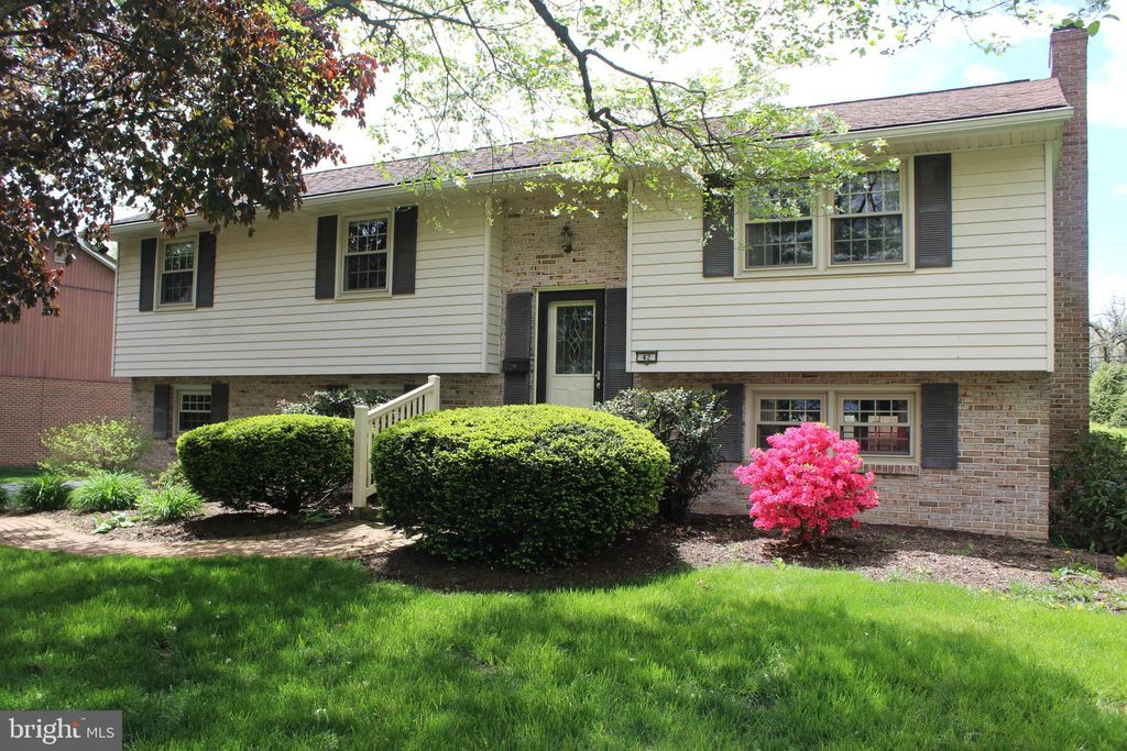 Photo of 42 MEADOW VIEW DR, LEOLA, PA 17540 (MLS # PALA2034204)