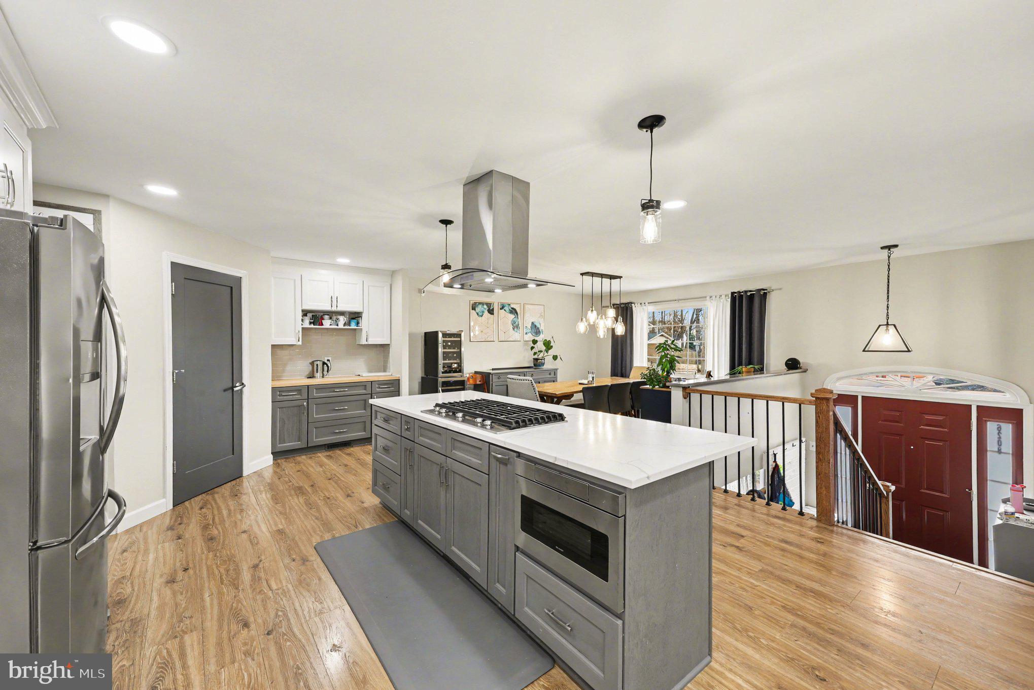 6208 REDWOOD LANE