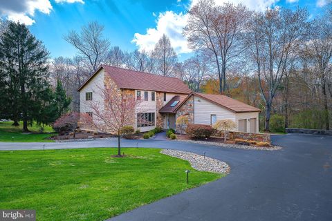 Photo of 112 Cove Lane, MEDIA, PA 19063 (MLS # PADE2111942)