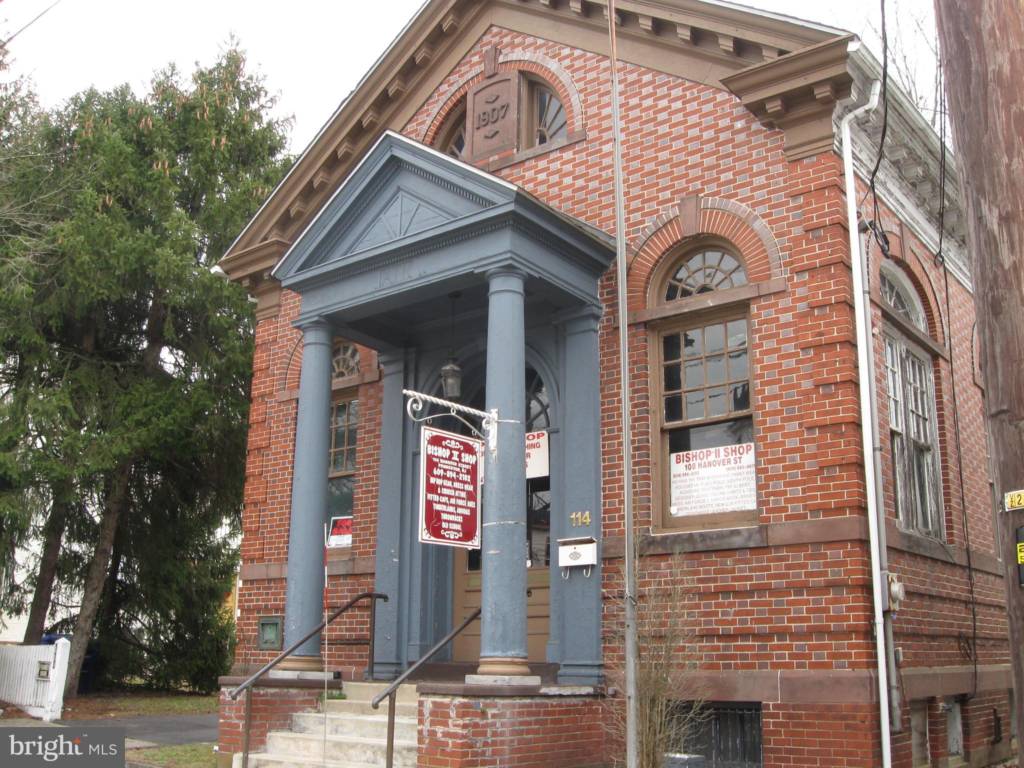 Main image without alt text